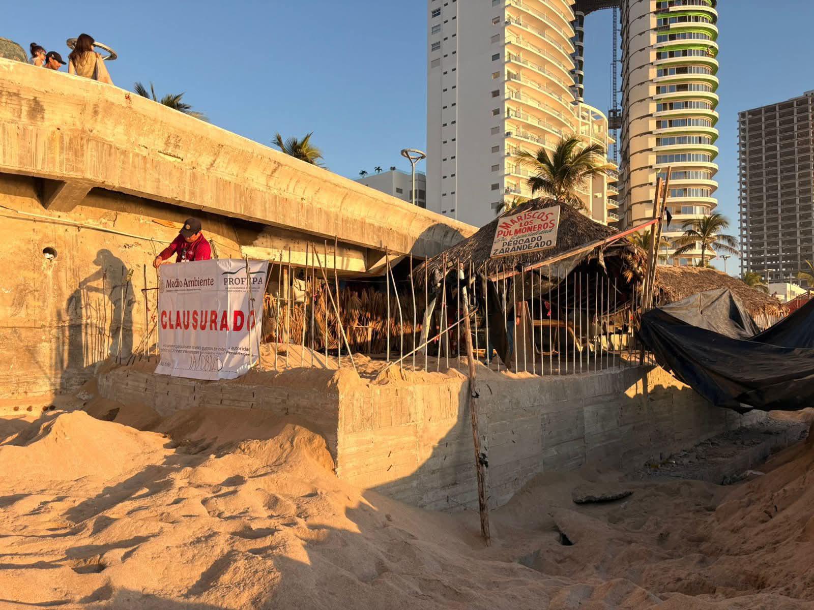$!Clausura Profepa otra obra de palapa en playas de Mazatlán