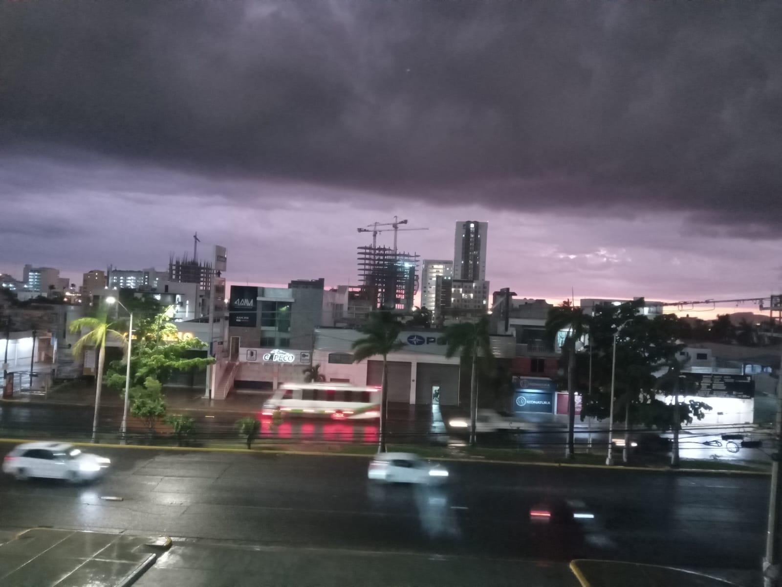 $!Llueve en Mazatlán con rachas de vientos fuertes y truenos