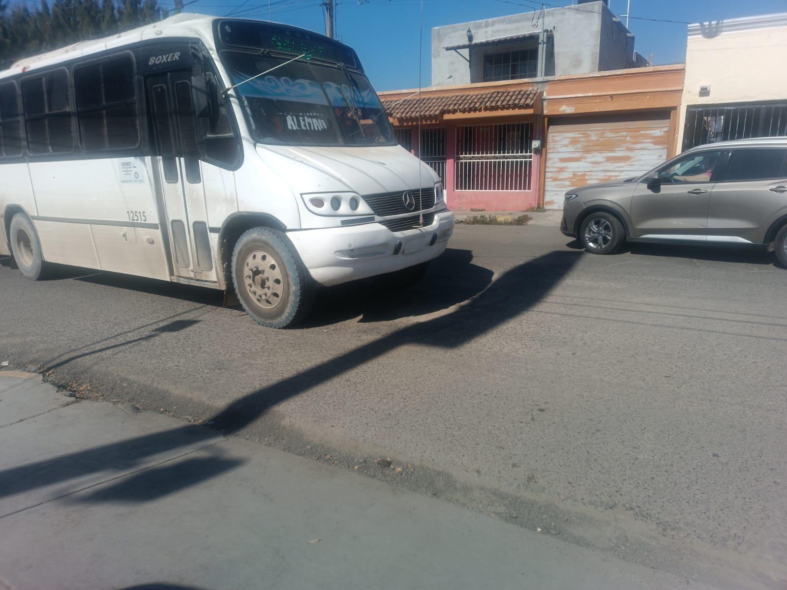 $!Continúa gran bache en la Villa Galaxia dando dolor de cabeza a conductores en Mazatlán