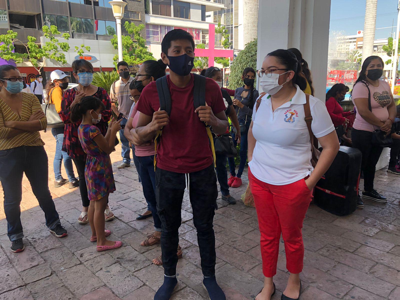 $!Integrantes del Movimiento Antorchista se reúnen a las afueras del Ayuntamiento de Culiacán para entregar peticiones al Alcalde