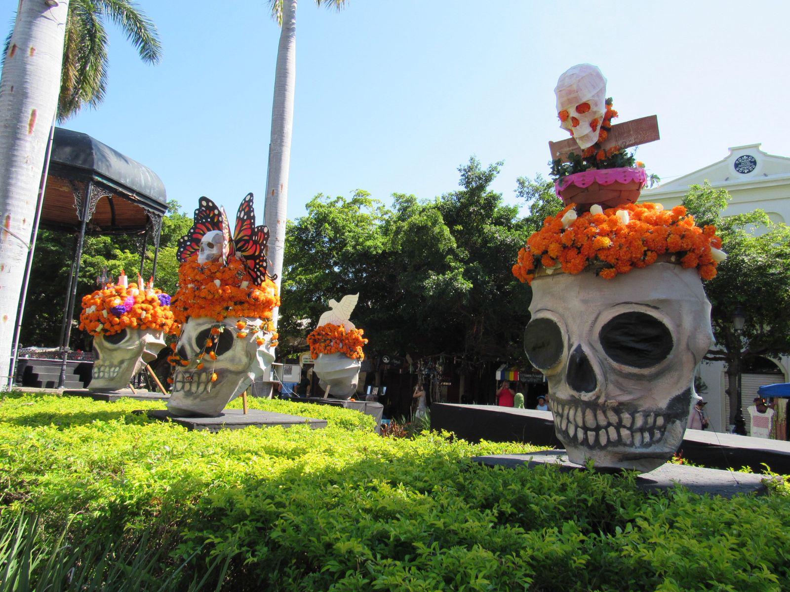 $!Calaveras, flores de cempasúchil, papel picado, veladoras y catrinas monumentales invitan a locales y turistas a sumarse al espíritu del Día de Muertos.
