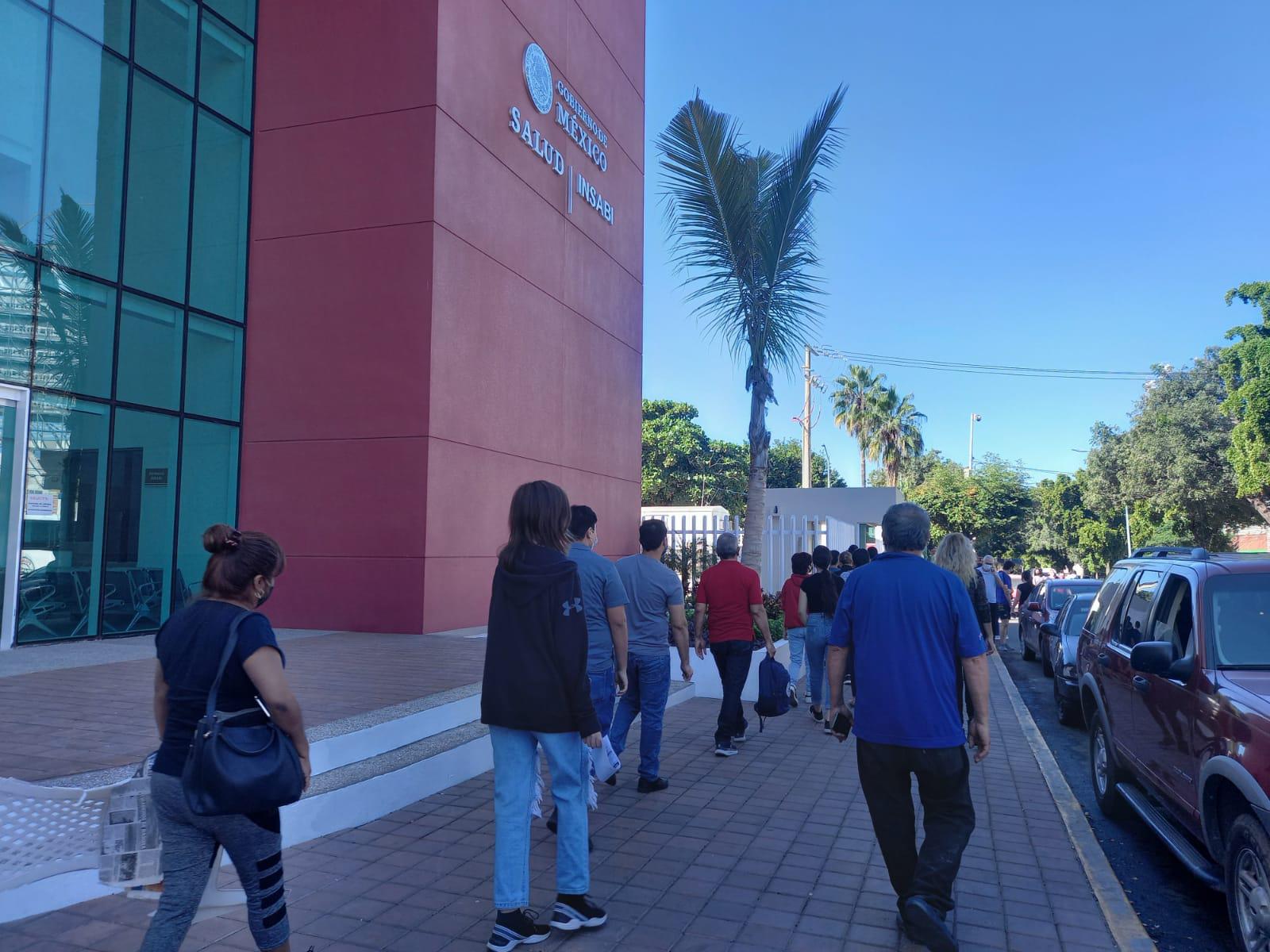 $!Hacen larga fila adolescentes de Culiacán para recibir la vacuna contra el Covid-19