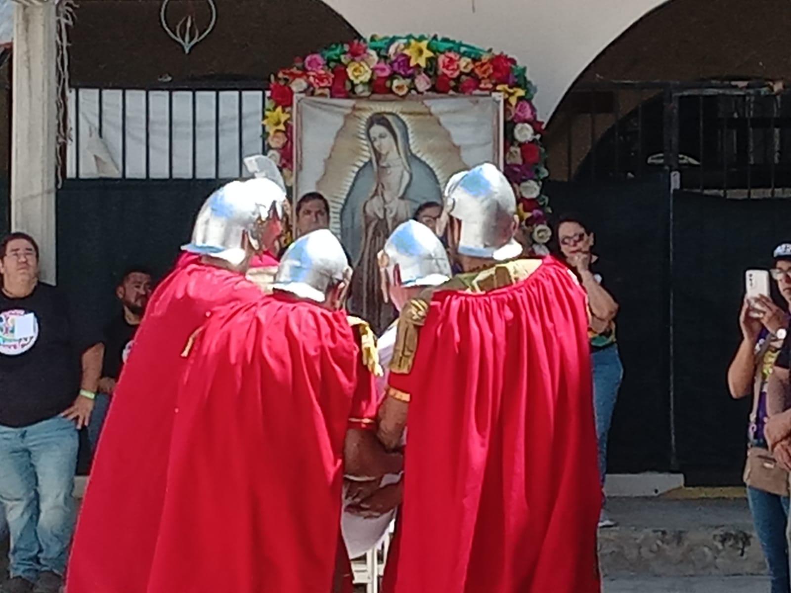 $!Mazatlecos y turistas atestiguan el Viacrucis Viviente en calles del Centro de puerto