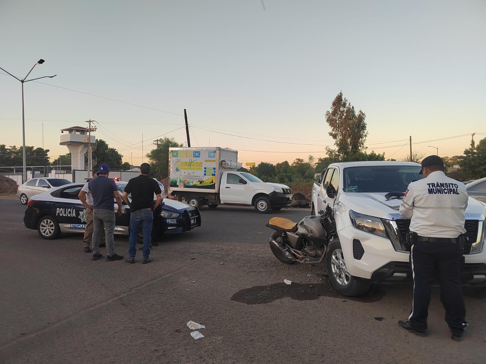 $!Choque entre motocicleta y camioneta deja dos lesionados en Los Mochis