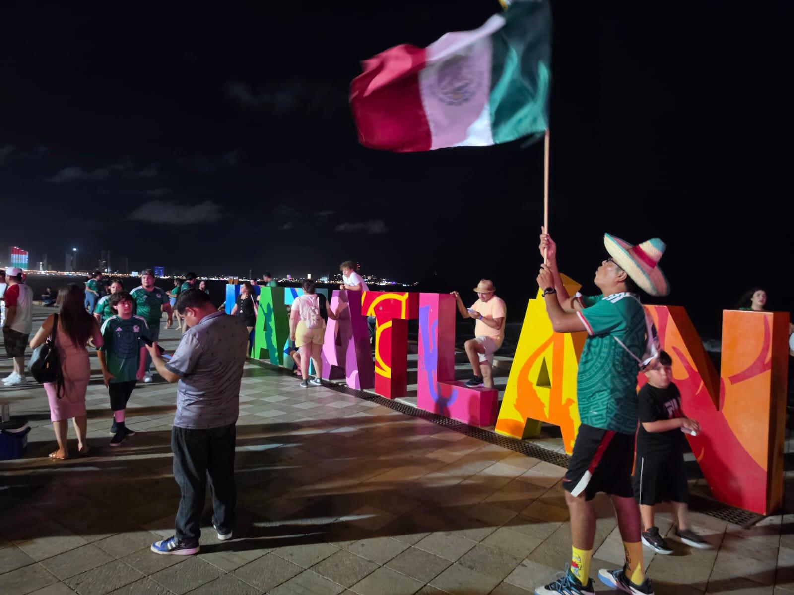 $!Unidos por el futbol, el Cielito Lindo y el ‘payaso de rodeo’, cimbra el Viva México desde Mazatlán