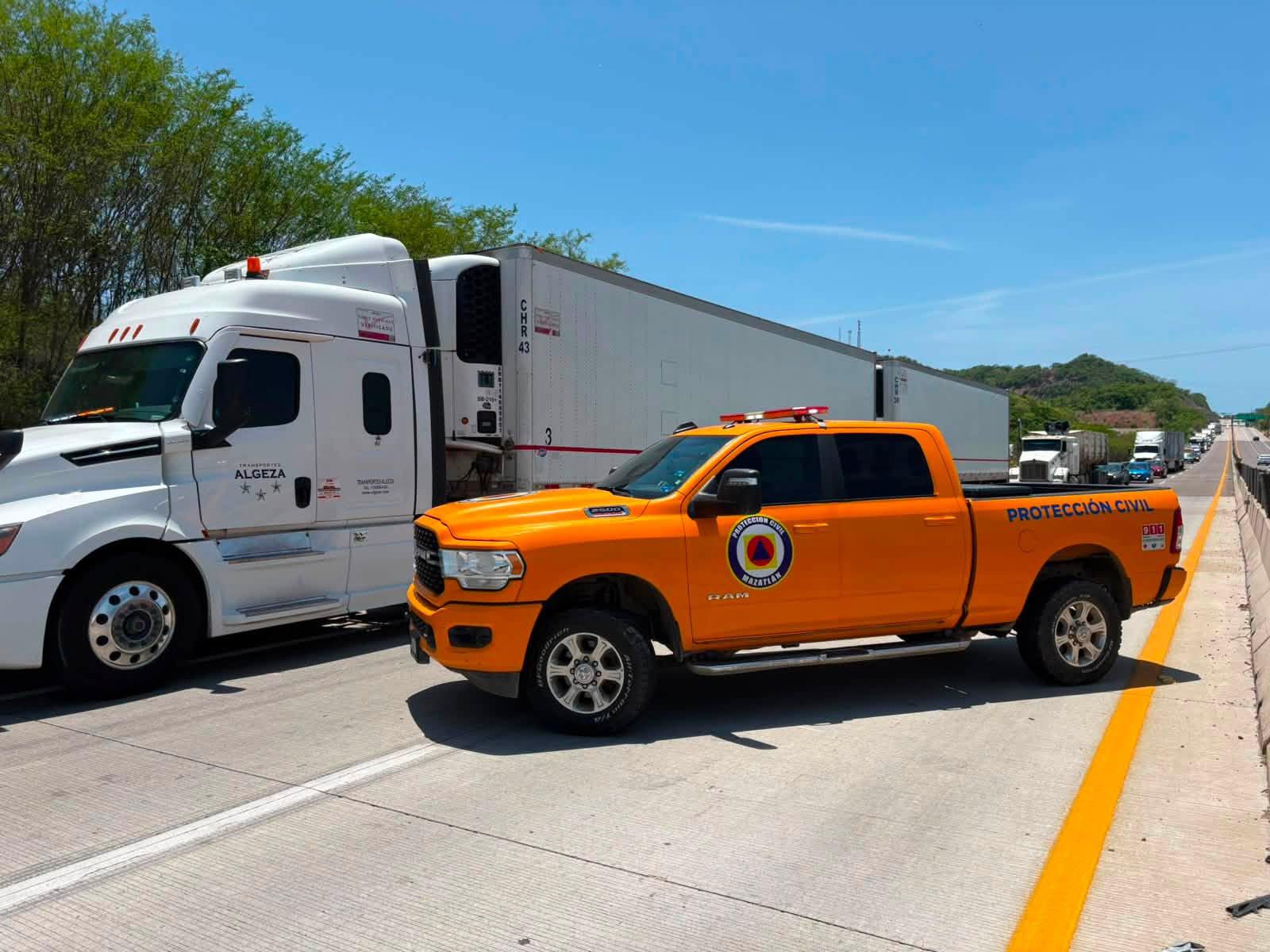 $!Vuelca camioneta repartidora de gas en libramiento Mazatlán-El Vainillo