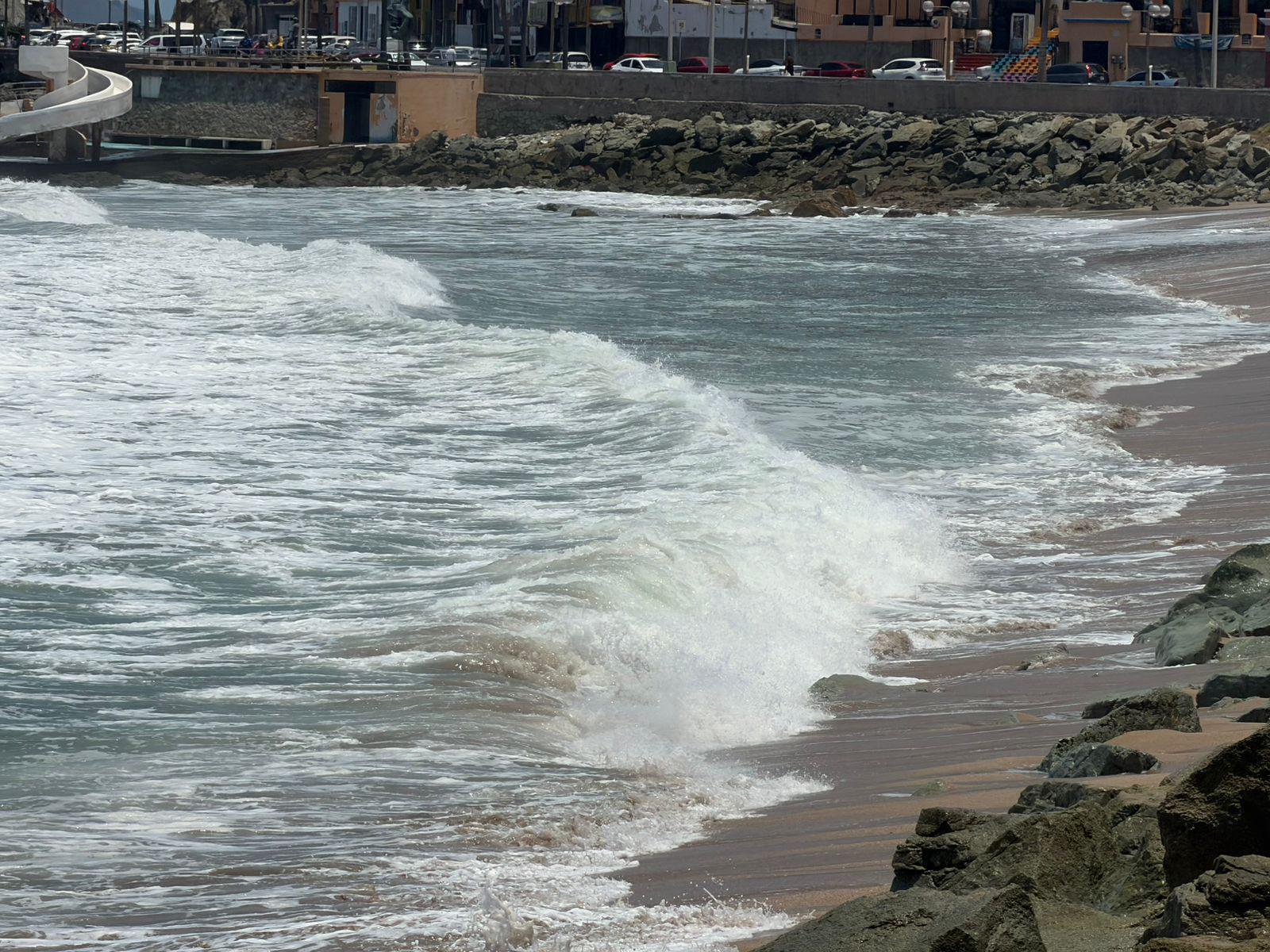 $!Continúa mar de fondo en Mazatlán y podría extenderse hasta el fin de semana