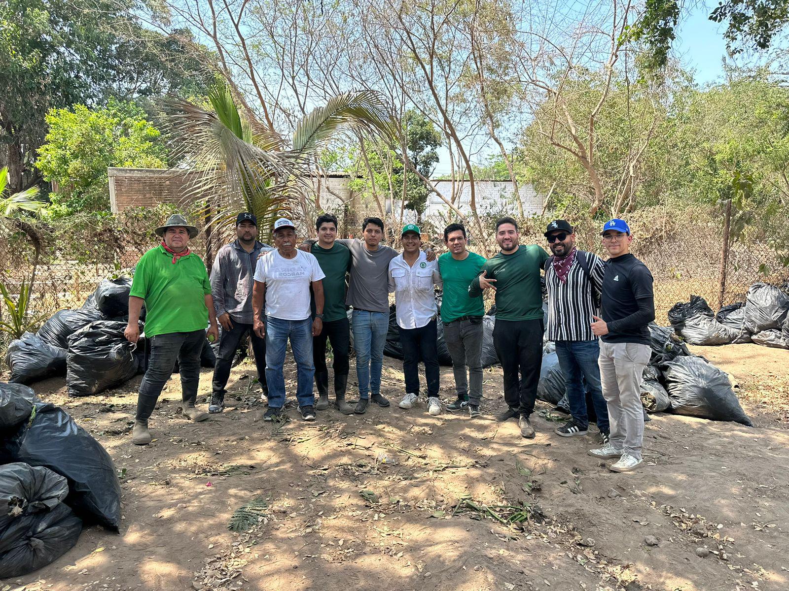 $!Sacan 5.5 toneladas de lirio acuático del río en Culiacán