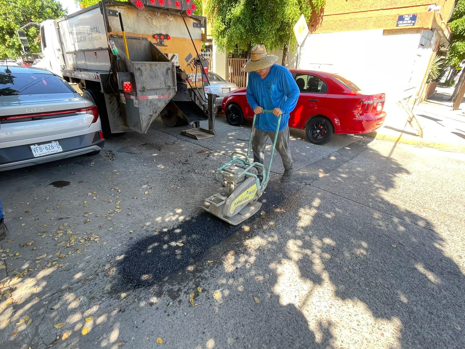 $!Ayuntamiento refuerza bacheo en vialidades de Culiacán