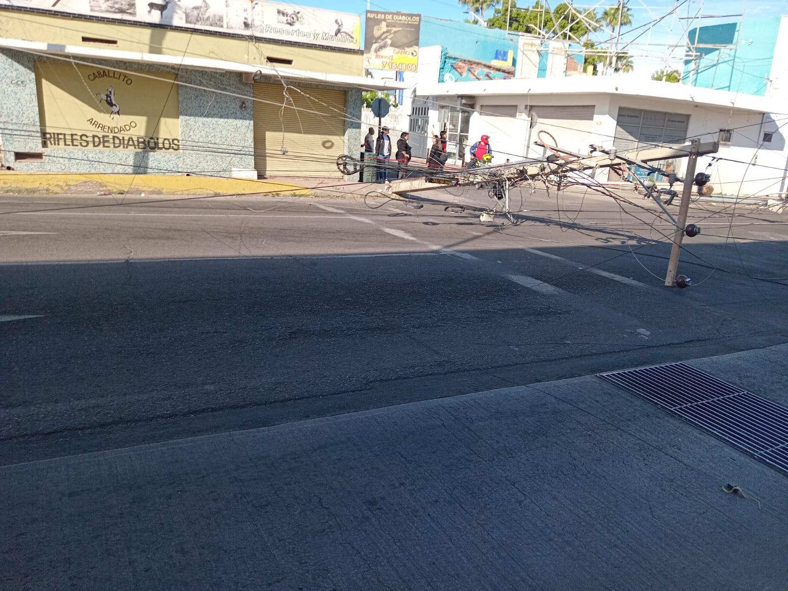 $!Conductor de BMW derriba varios postes de la luz en el Centro de Culiacán