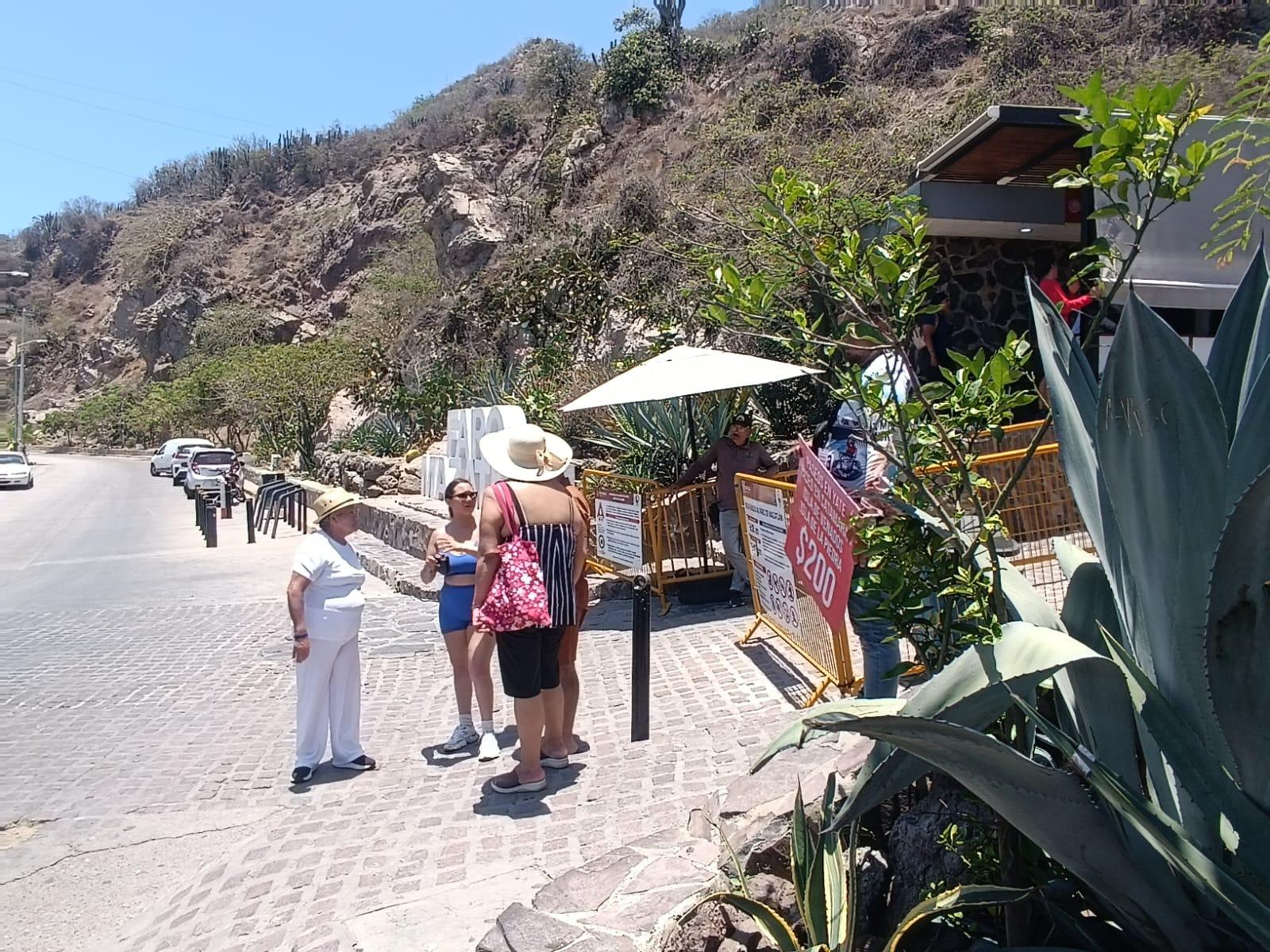 $!Visitan turistas el Faro de Mazatlán pese a los 35 grados centígrados de sensación térmica
