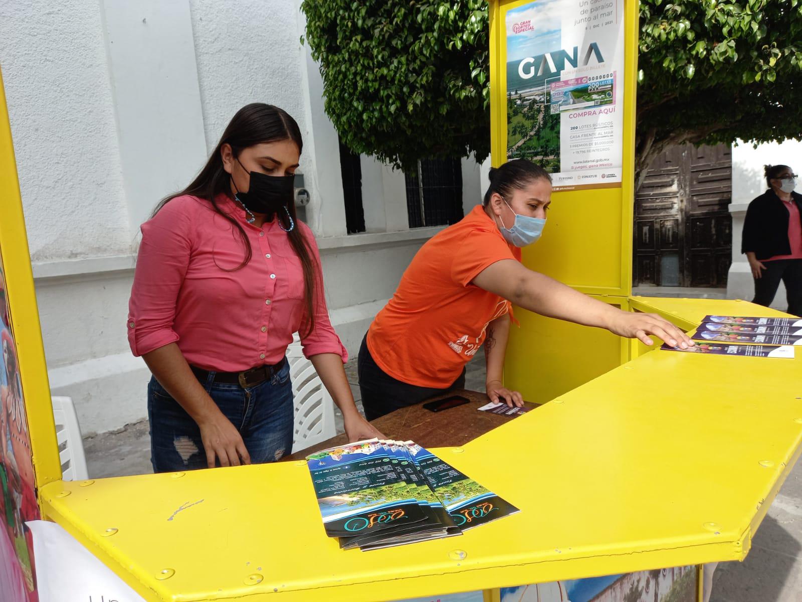 $!Ya se venden cachitos para la rifa de lotes de Playa Espíritu en módulo de turismo de Escuinapa