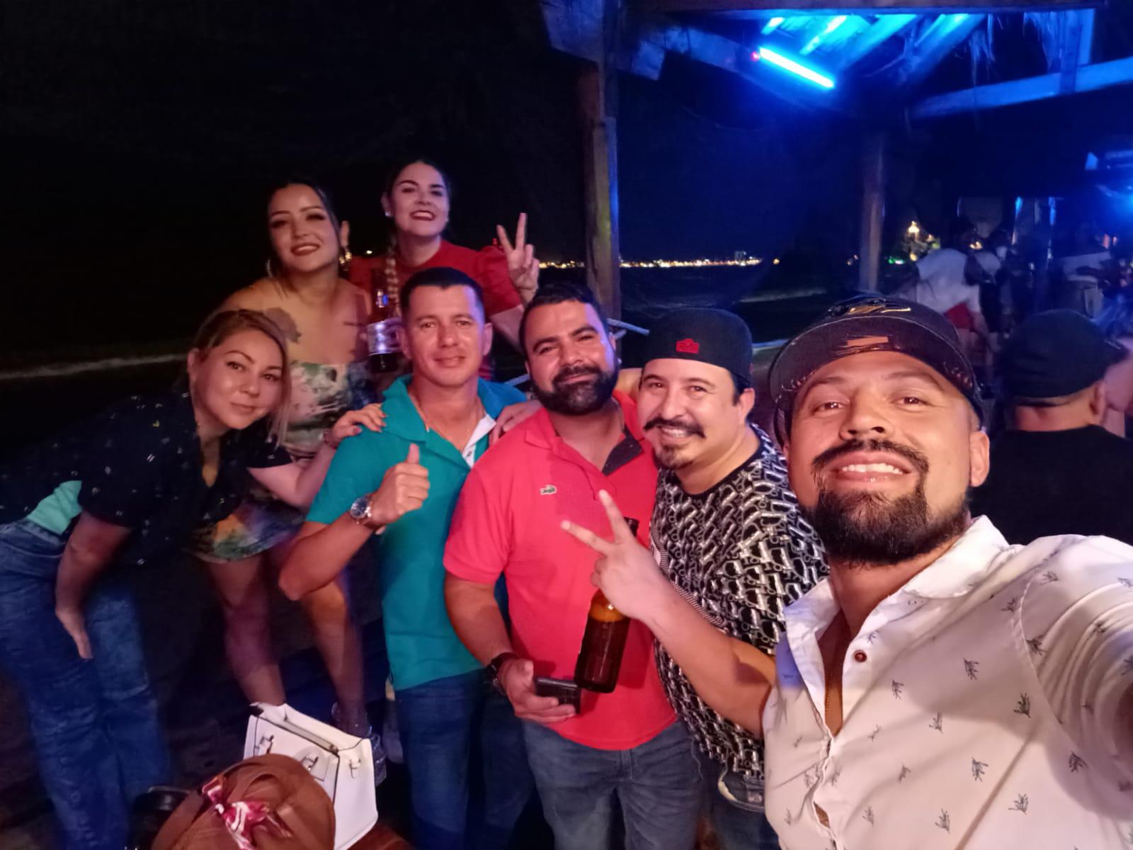 $!Los ex alumnos tuvieron la oportunidad de convivir en un restaurante-bar a la orilla del mar, donde recordaron sus épocas de estudiantes.