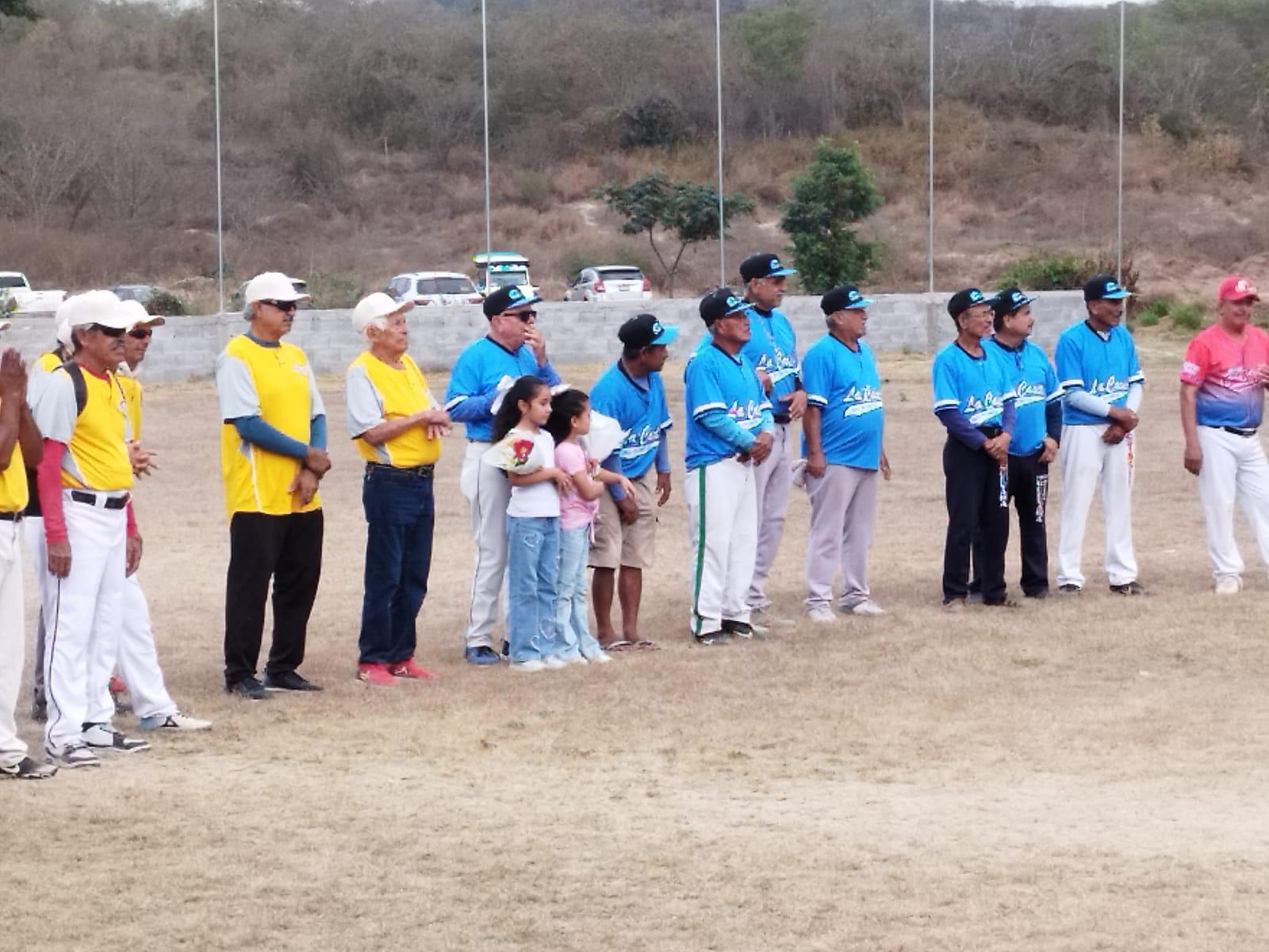 $!Reconocen a familia García Arauz en inauguración de Liga de Beisbol de 60 Años
