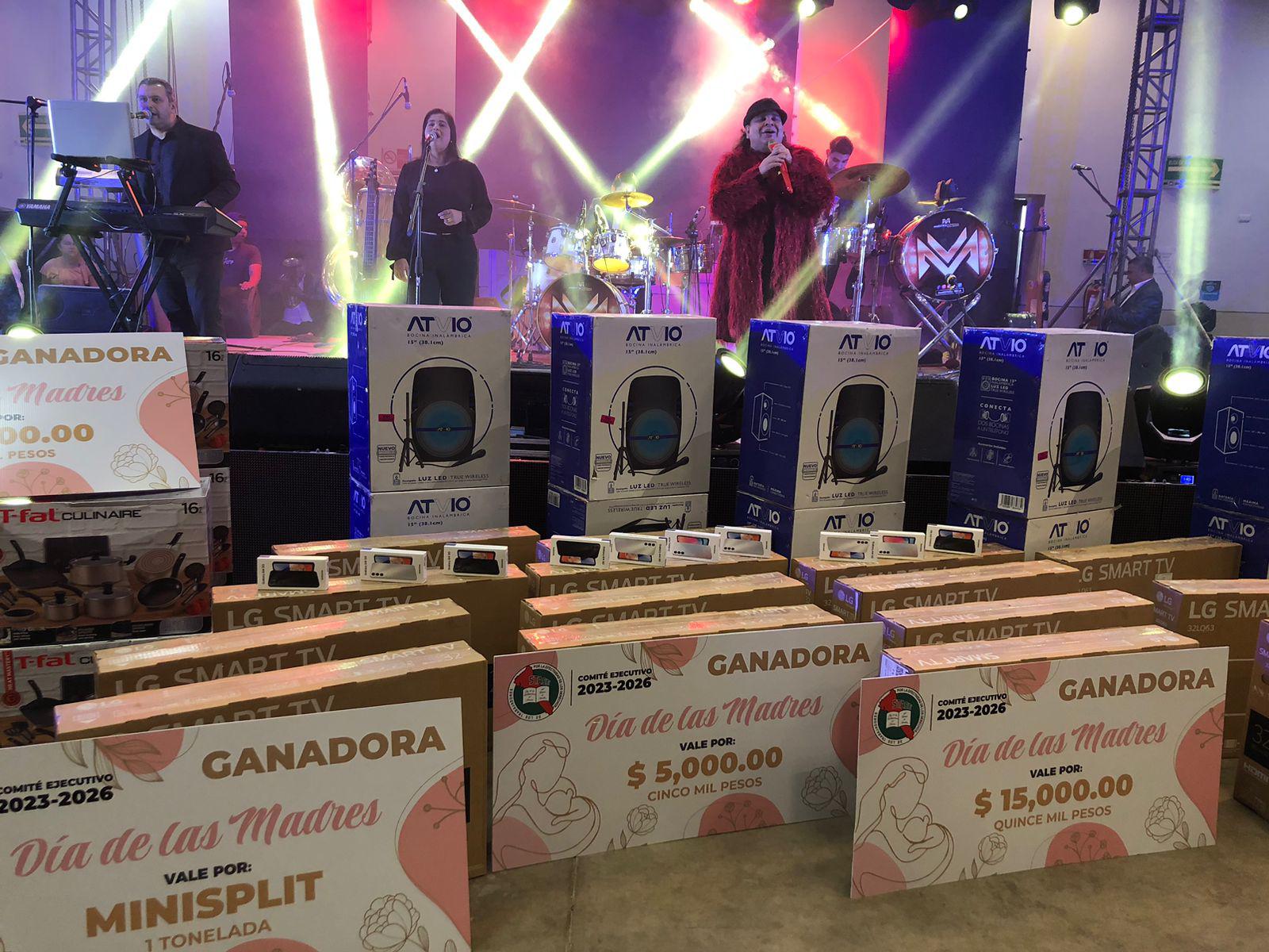 $!Celebran con fiesta y regalos a las madres trabajadoras del Estado