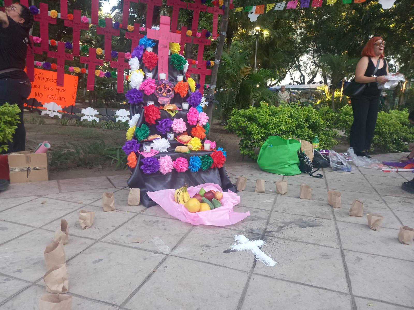 $!Colectivas feministas de Sinaloa instalan altar en memoria de las víctimas de feminicidio