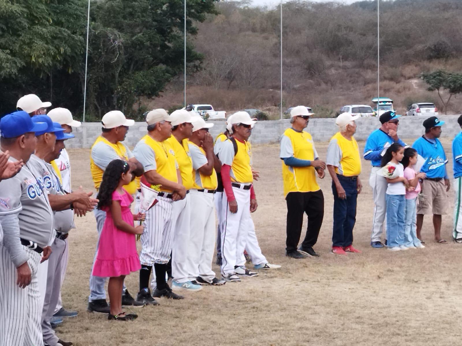 $!Reconocen a familia García Arauz en inauguración de Liga de Beisbol de 60 Años