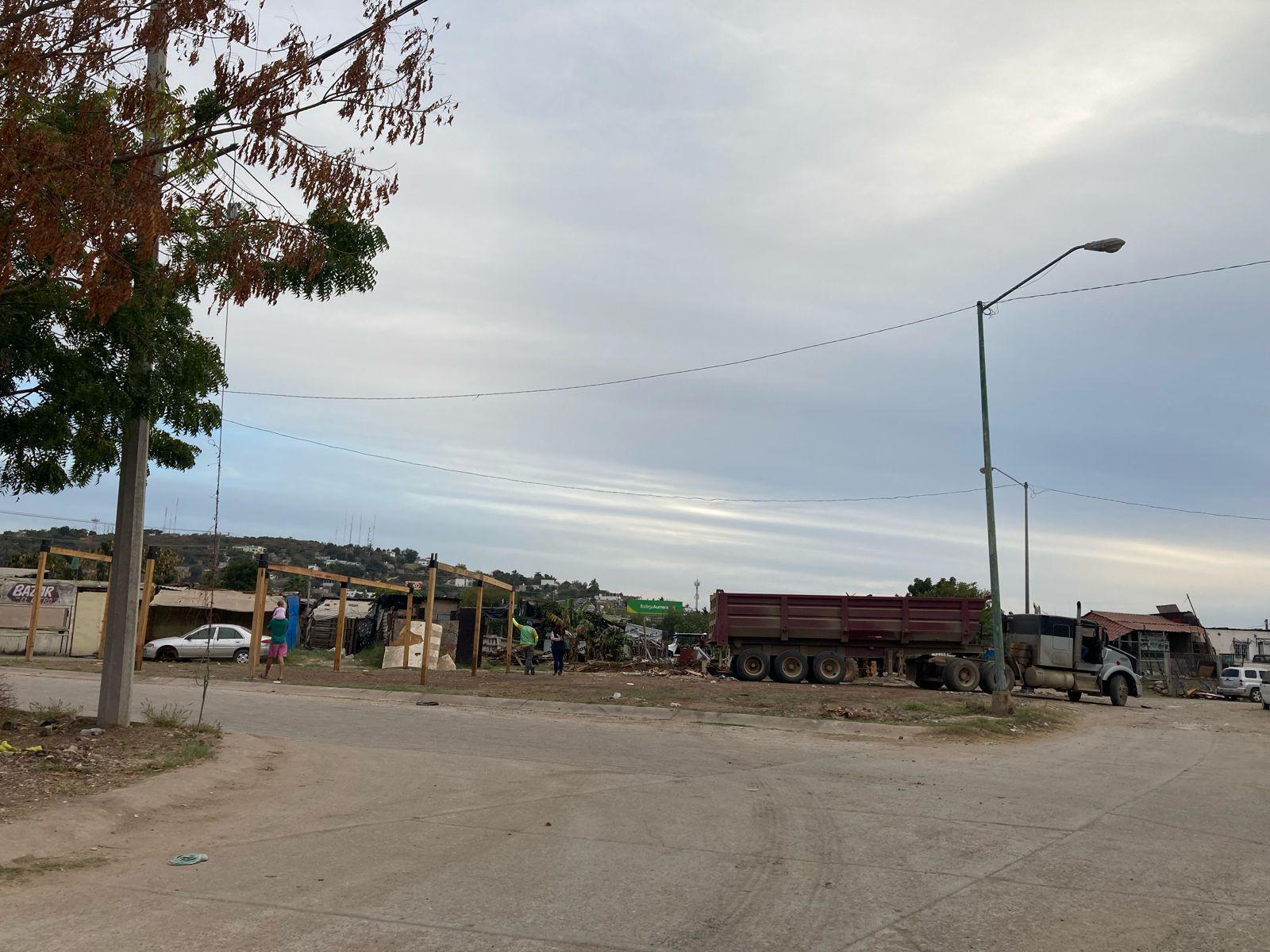 $!Demuelen viviendas en invasión de Bugambilias, en Mazatlán