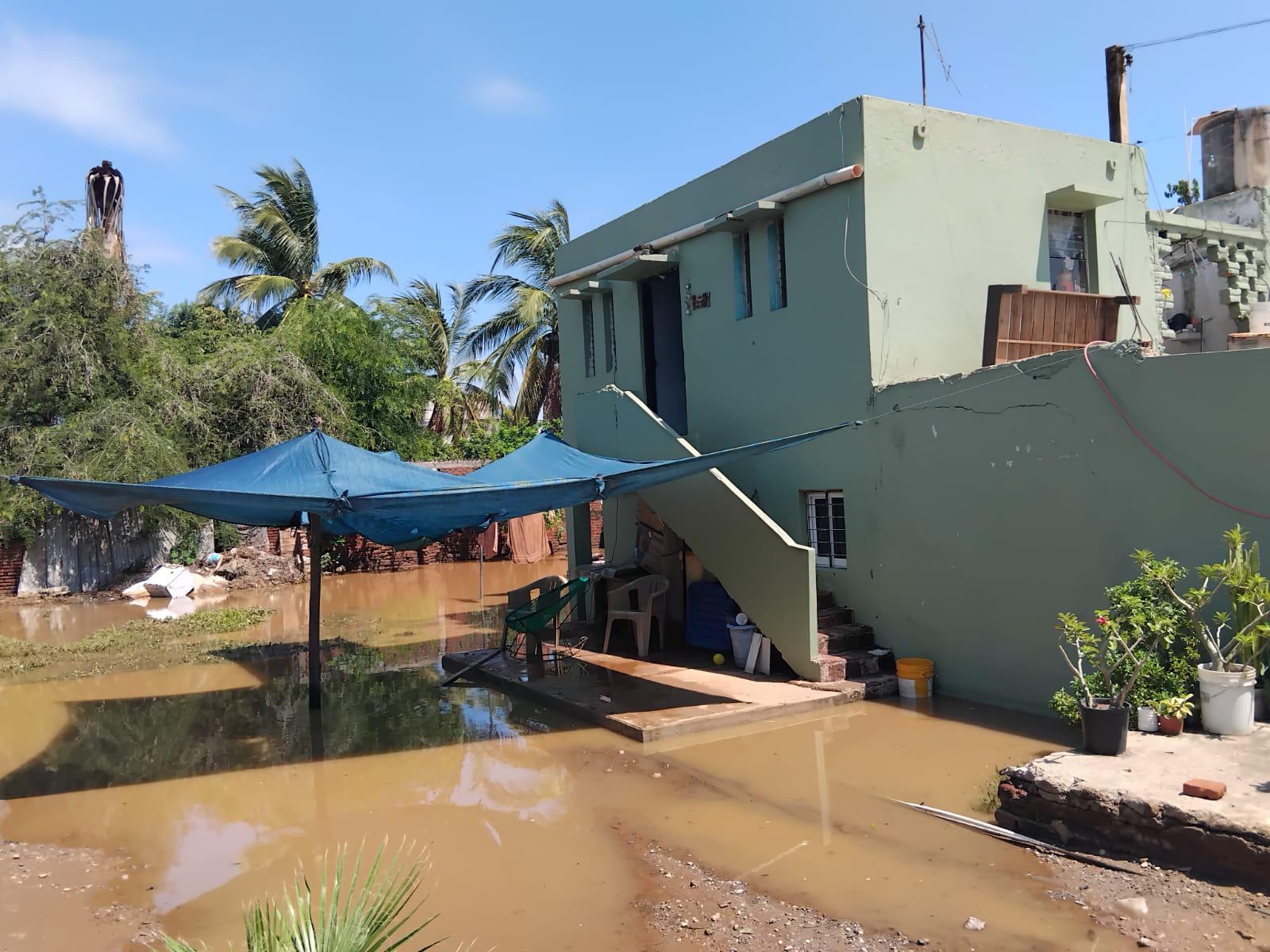 $!Tras las lluvias, vecinos sacan agua de casa inundada y ponen colchones al sol en Urías, en Mazatlán
