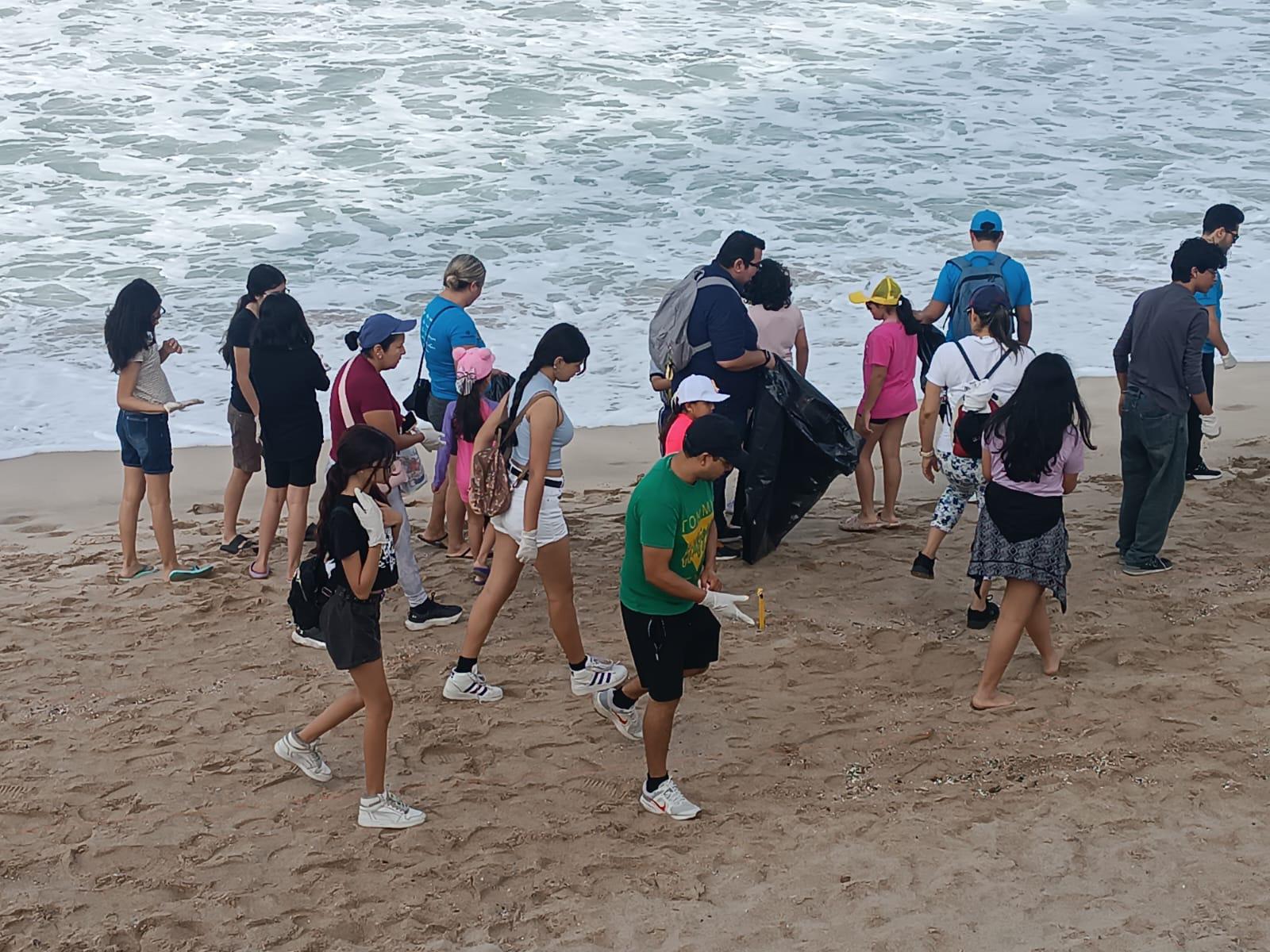 $!Ciudadanos y organizaciones se unen para limpiar las playas del malecón de Mazatlán