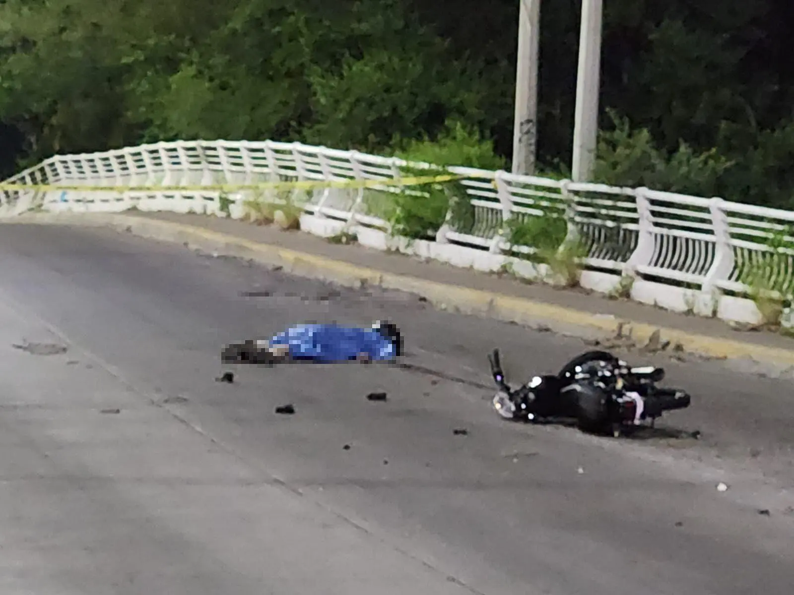 $!Muere motociclista al chocar contra banqueta en el sector Tres Ríos de Culiacán