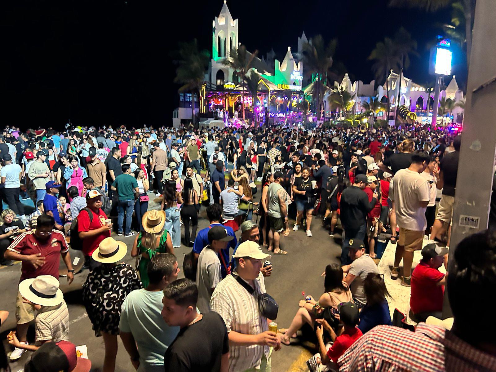 $!Se convierte malecón de Mazatlán en pista de baile este sábado de Semana Santa