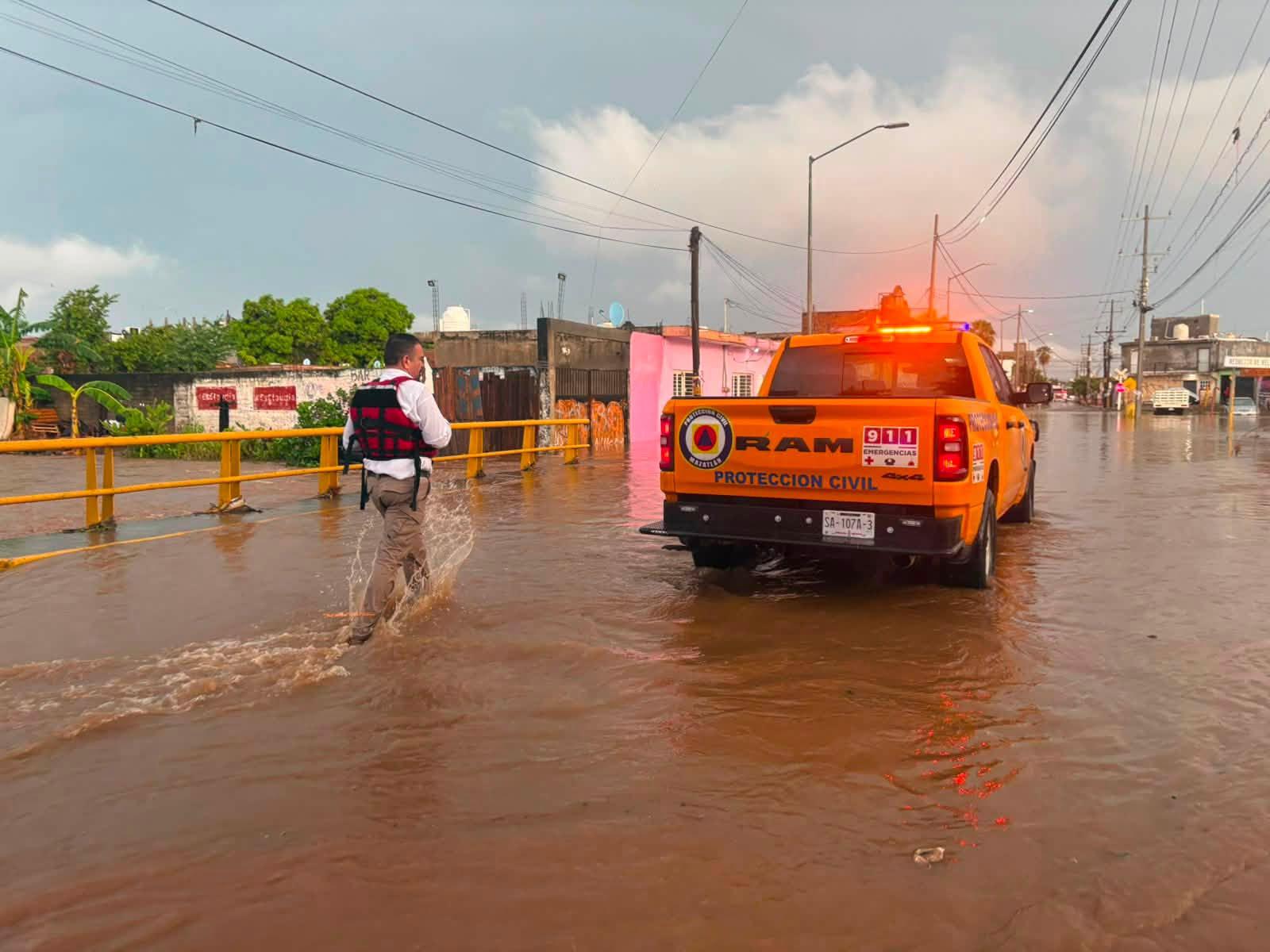 $!Rescatan y auxilian a familias tras fuertes lluvias en Mazatlán