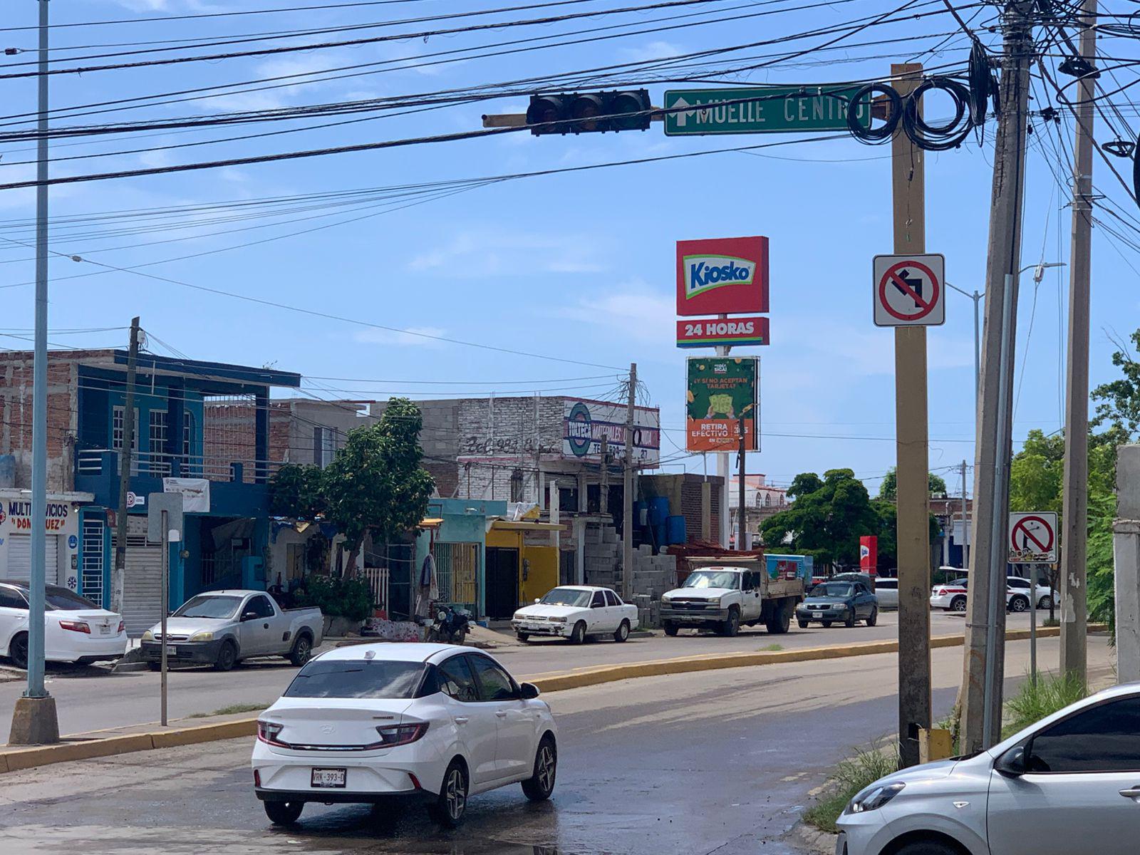 $!Semáforos descompuestos desatan caos vial en avenidas de Mazatlán