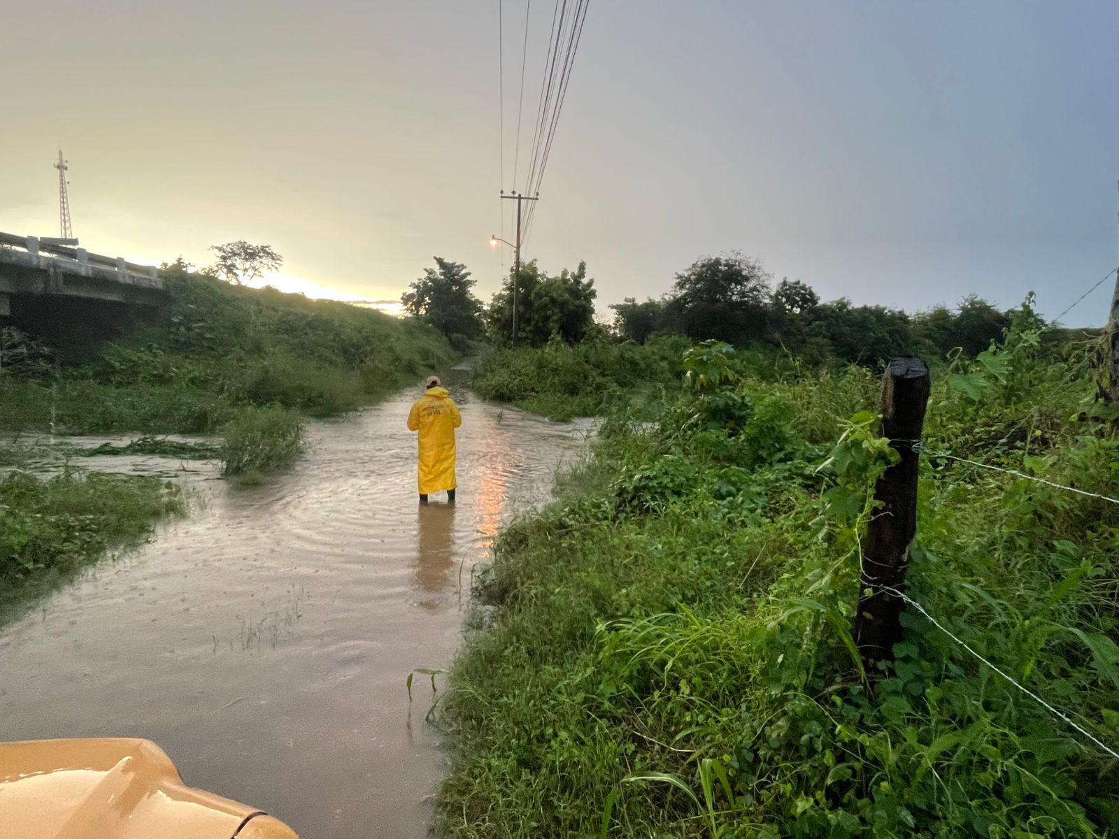 $!Lluvias en Escuinapa deja a varios sectores sin servicio eléctrico