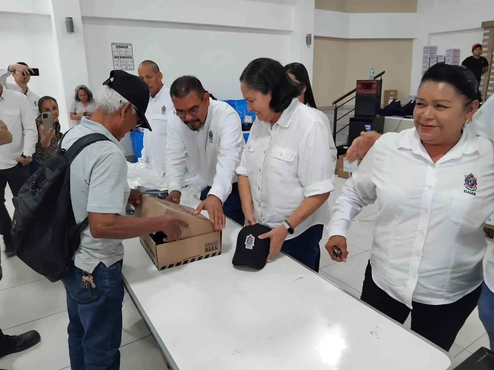 $!Entregan uniformes a mil 307 trabajadores del Ayuntamiento de Mazatlán