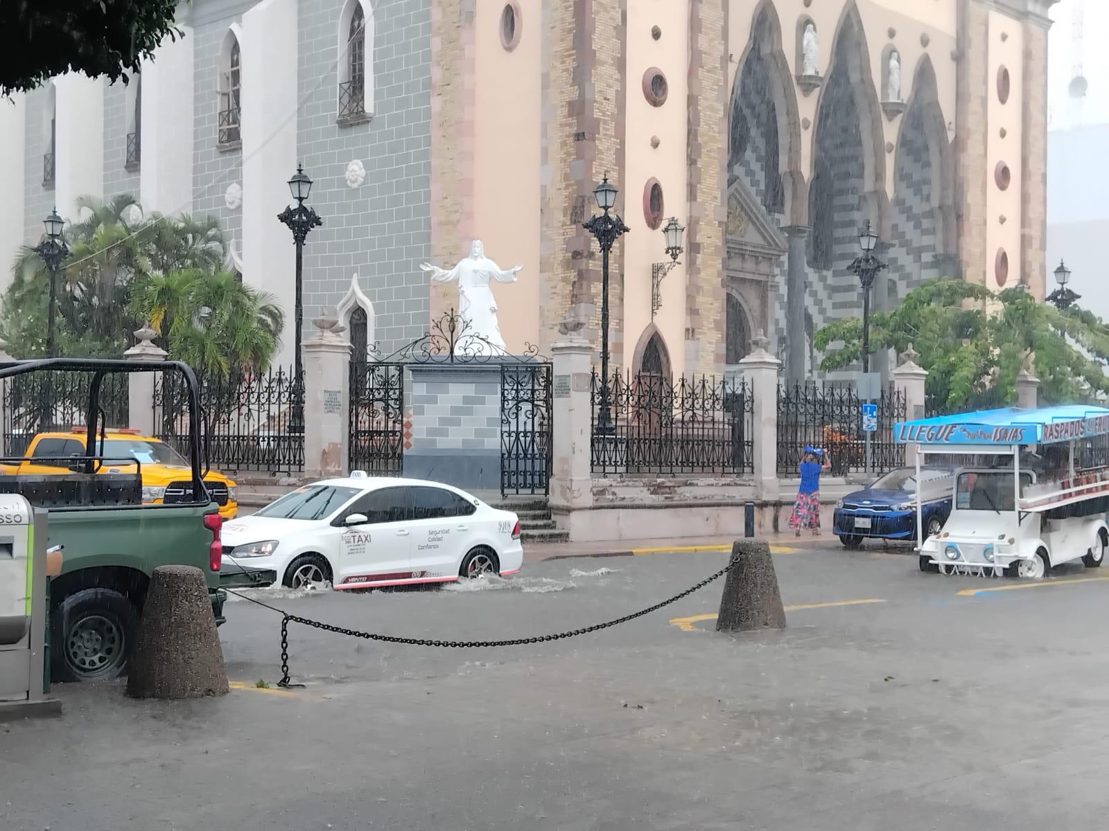 $!Caen fuertes lluvias en Mazatlán generadas por tormenta Vance frente a Nayarit y Sinaloa