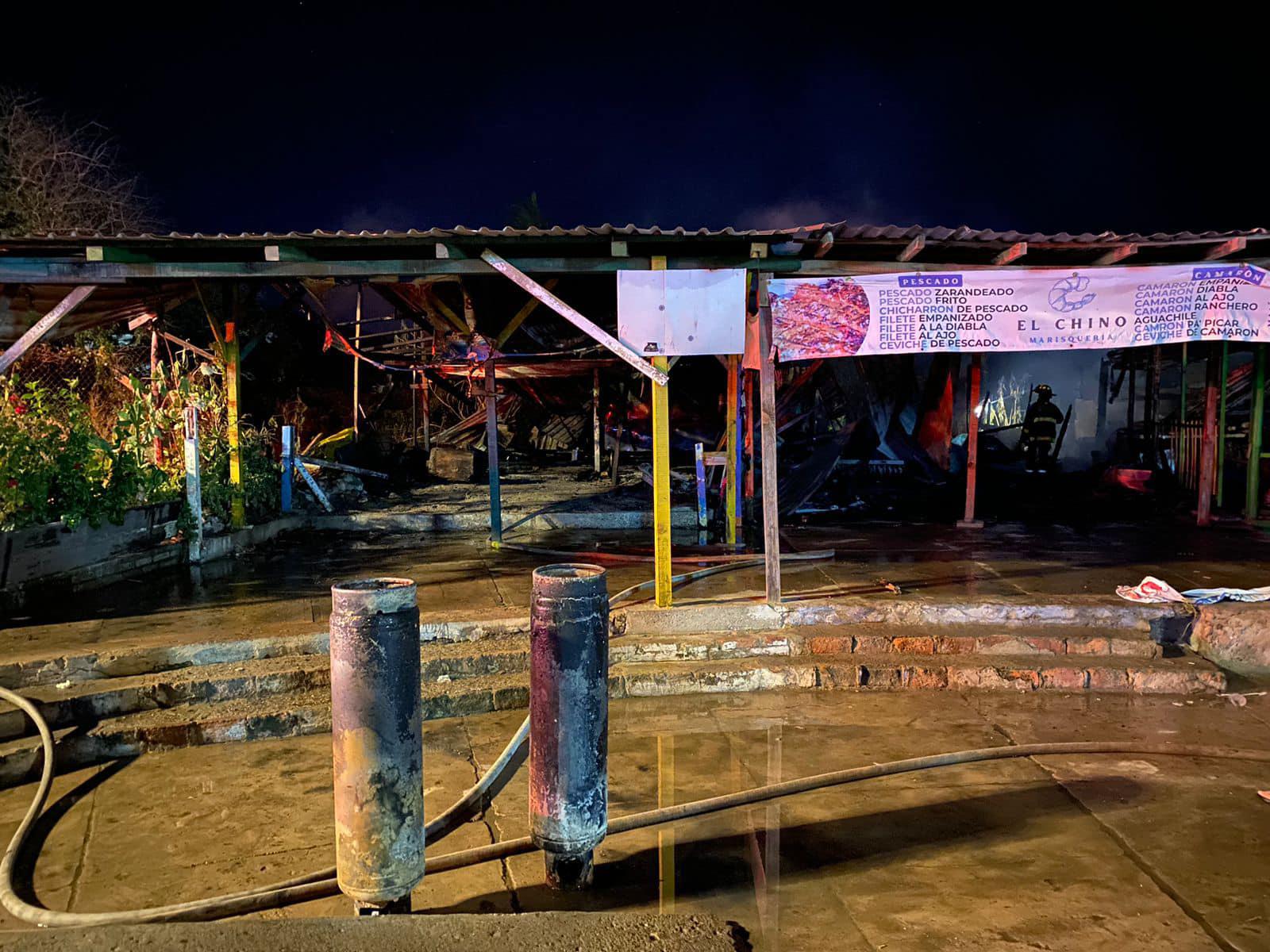 $!Vive Mazatlán otra jornada de incendios que dejan cuantiosos daños materiales