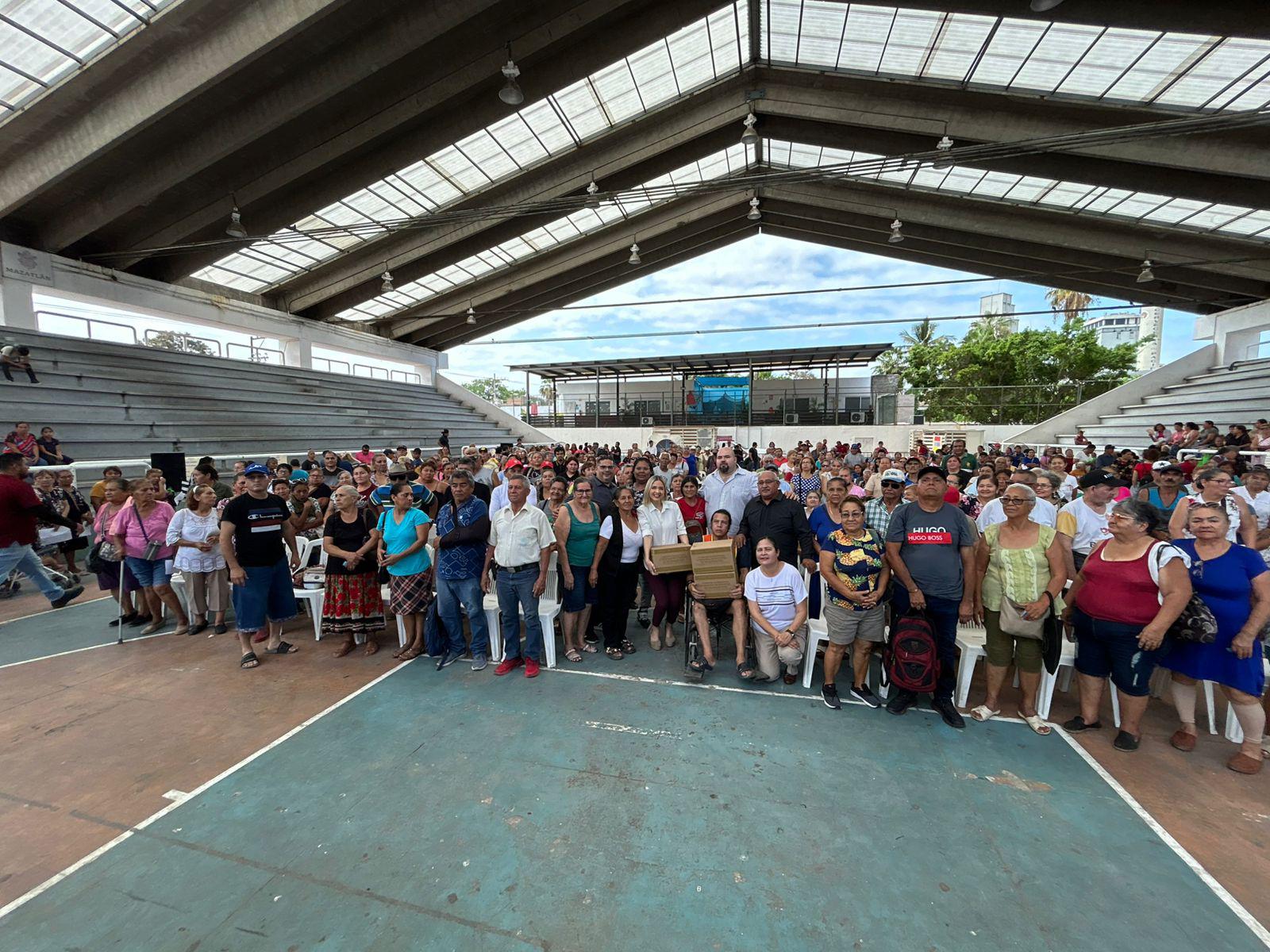 $!Entregan despensas a familias en situación vulnerable de Mazatlán