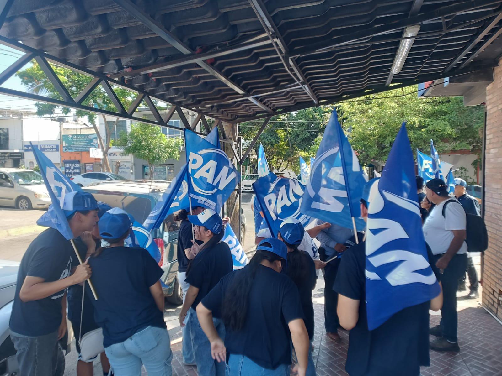 $!PAN sale a las calles de Mazatlán y recoge quejas por inseguridad
