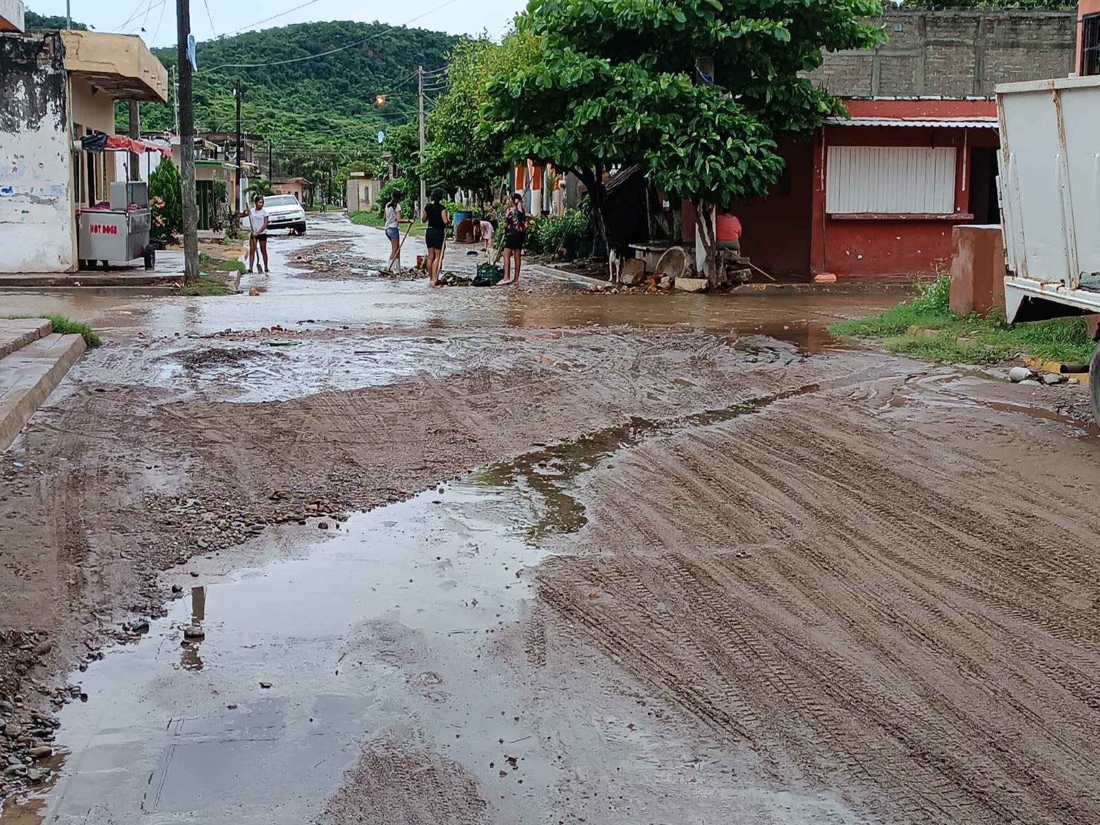 $!Vecinos de Chametla reportan que las lluvias llenaron calles de tierra y piedras