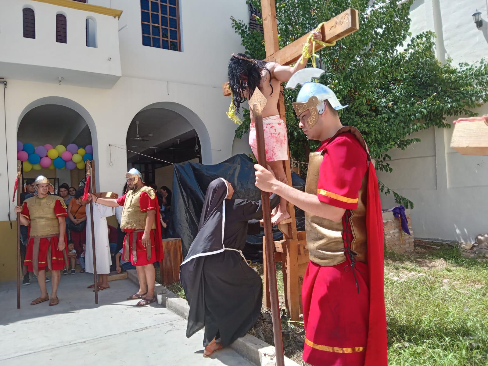 $!Mazatlecos y turistas atestiguan el Viacrucis Viviente en calles del Centro de puerto