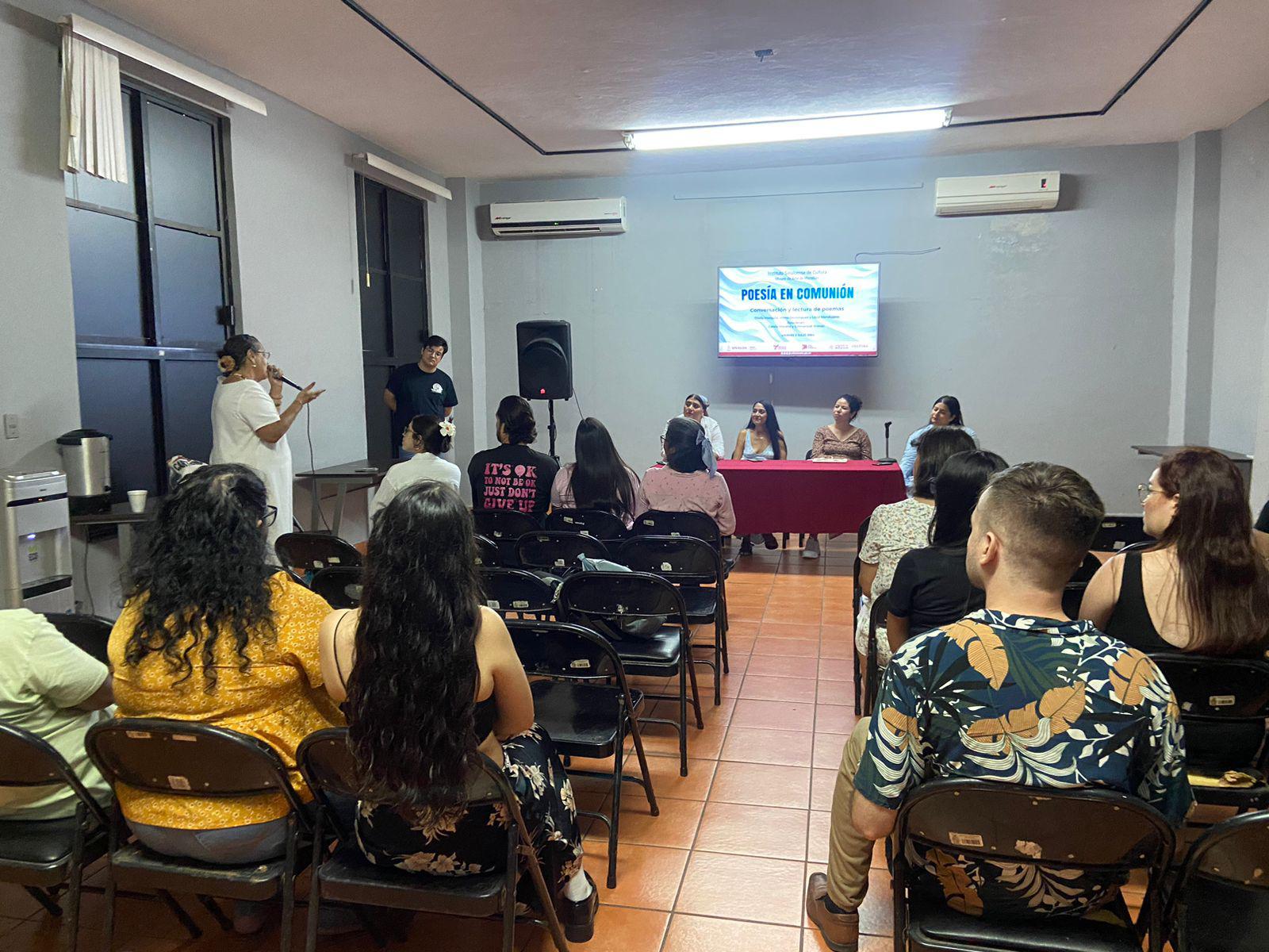 $!Las tres autoras platican con el público sobre cómo fue su acercamiento a la literatura.