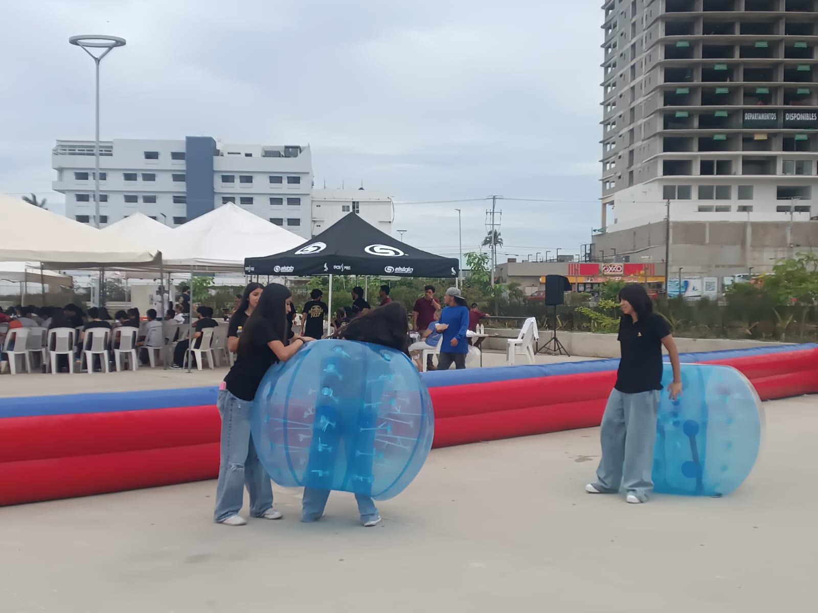 $!Disfrutan cientos de estudiantes de secundaria del ‘Mazatlán Fest’ en Parque Central