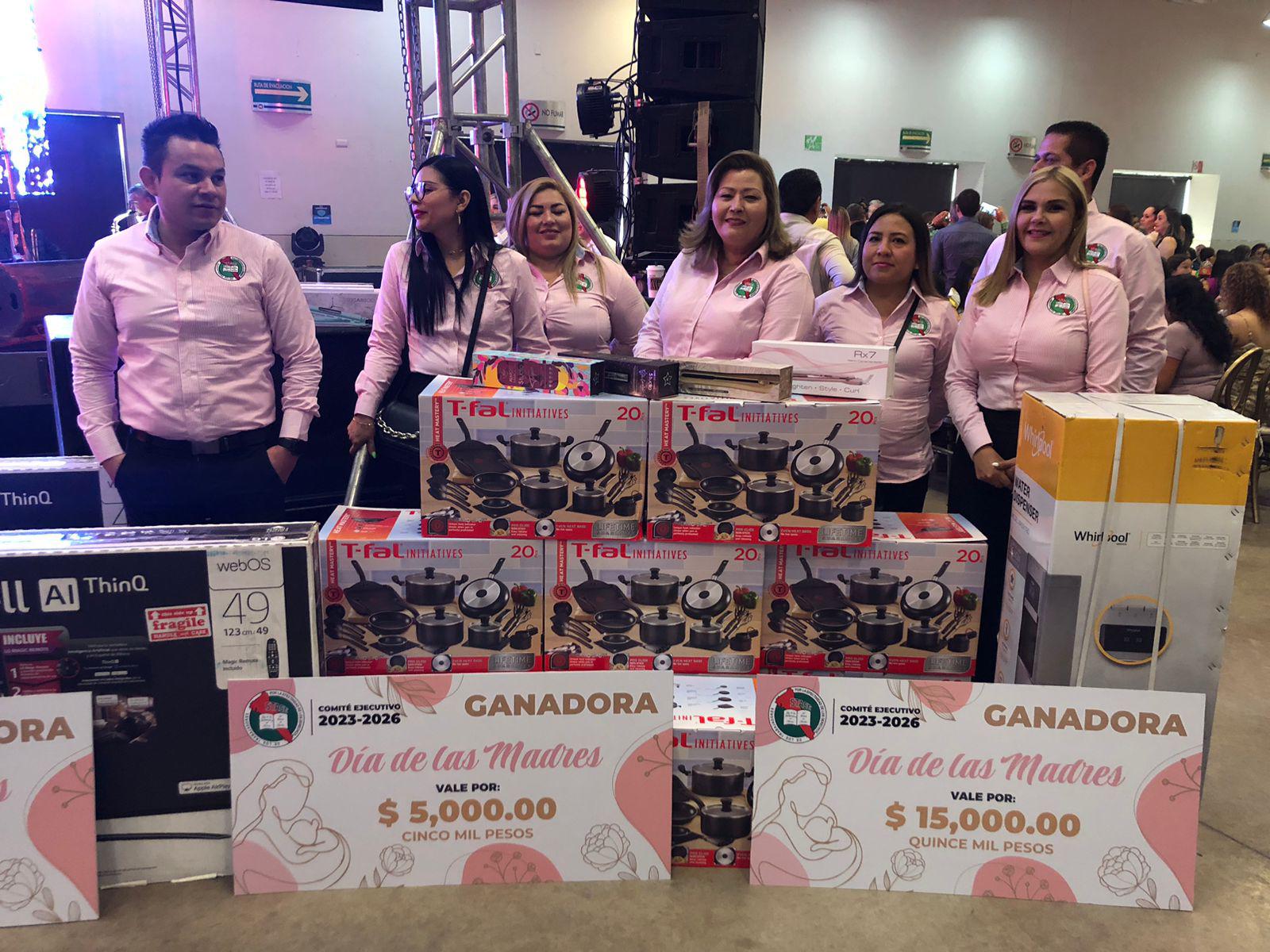 $!Celebran con fiesta y regalos a las madres trabajadoras del Estado