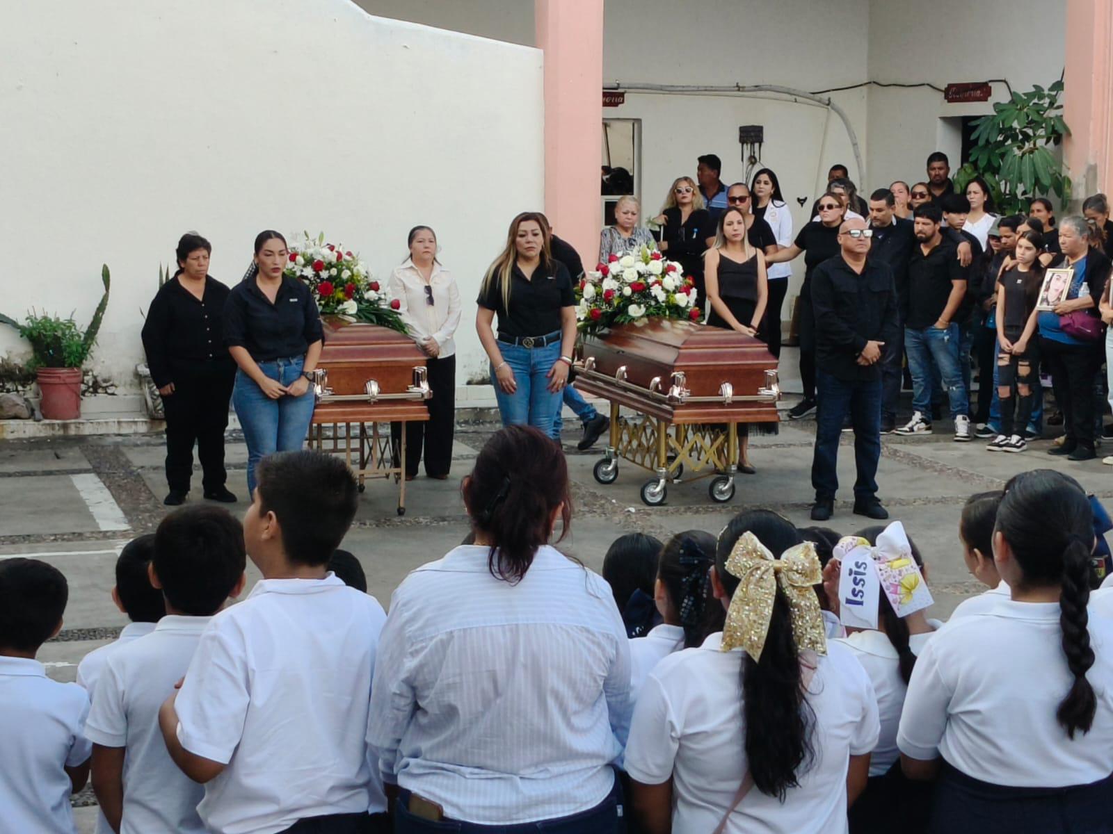$!‘¡Presente!’, el grito de compañeros del Ayuntamiento de Rosario en homenaje de cuerpo presente a Fabiola y Julissa