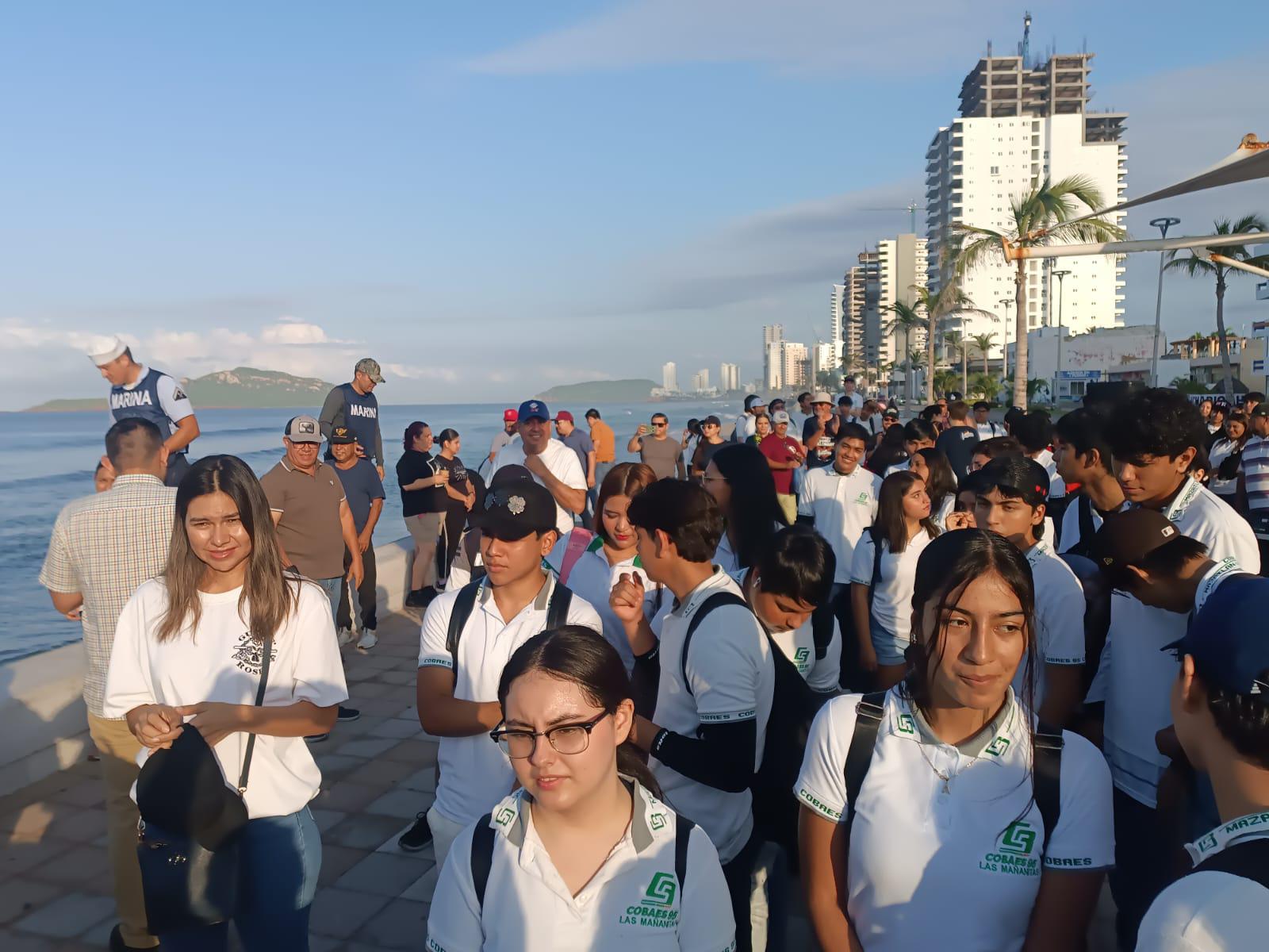 $!Estudiantes y voluntarios se suman a una nueva limpieza de playas en Mazatlán