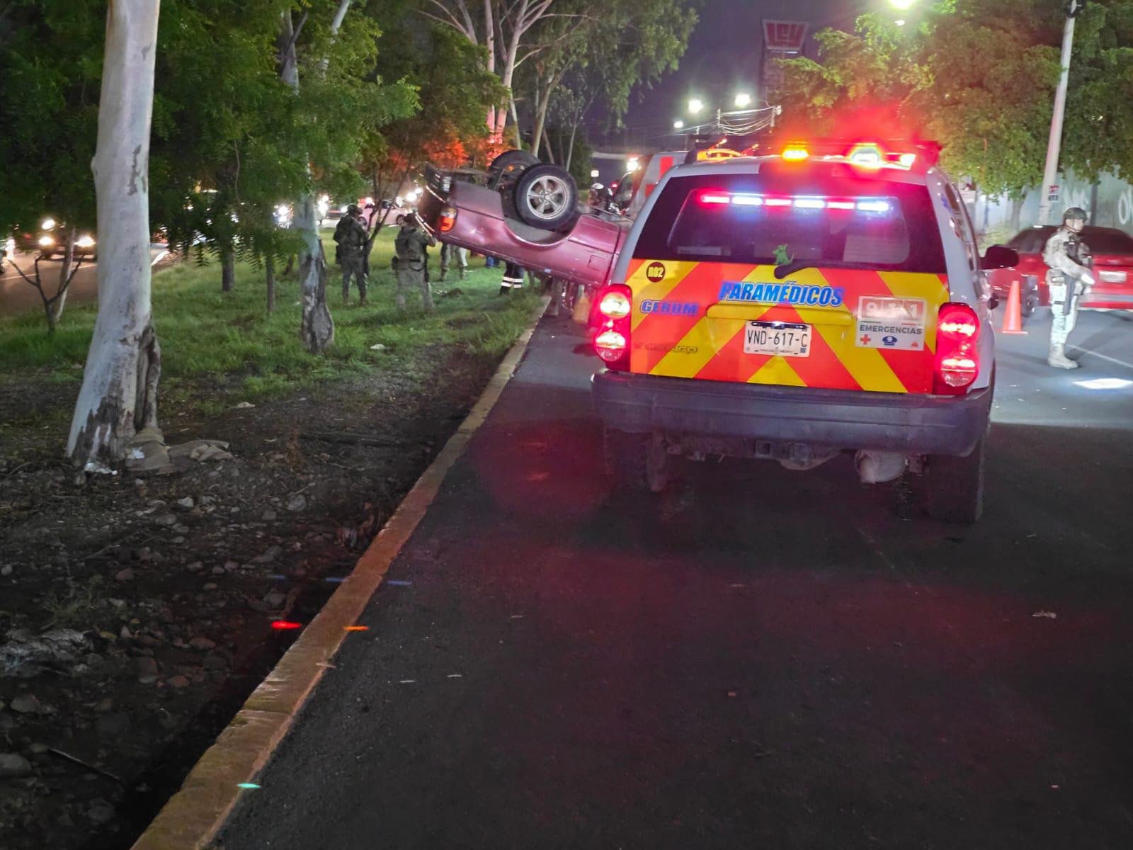 $!Volcadura deja tres heridos leves y colapsa tráfico por avenida Manuel Clouthier, en Culiacán