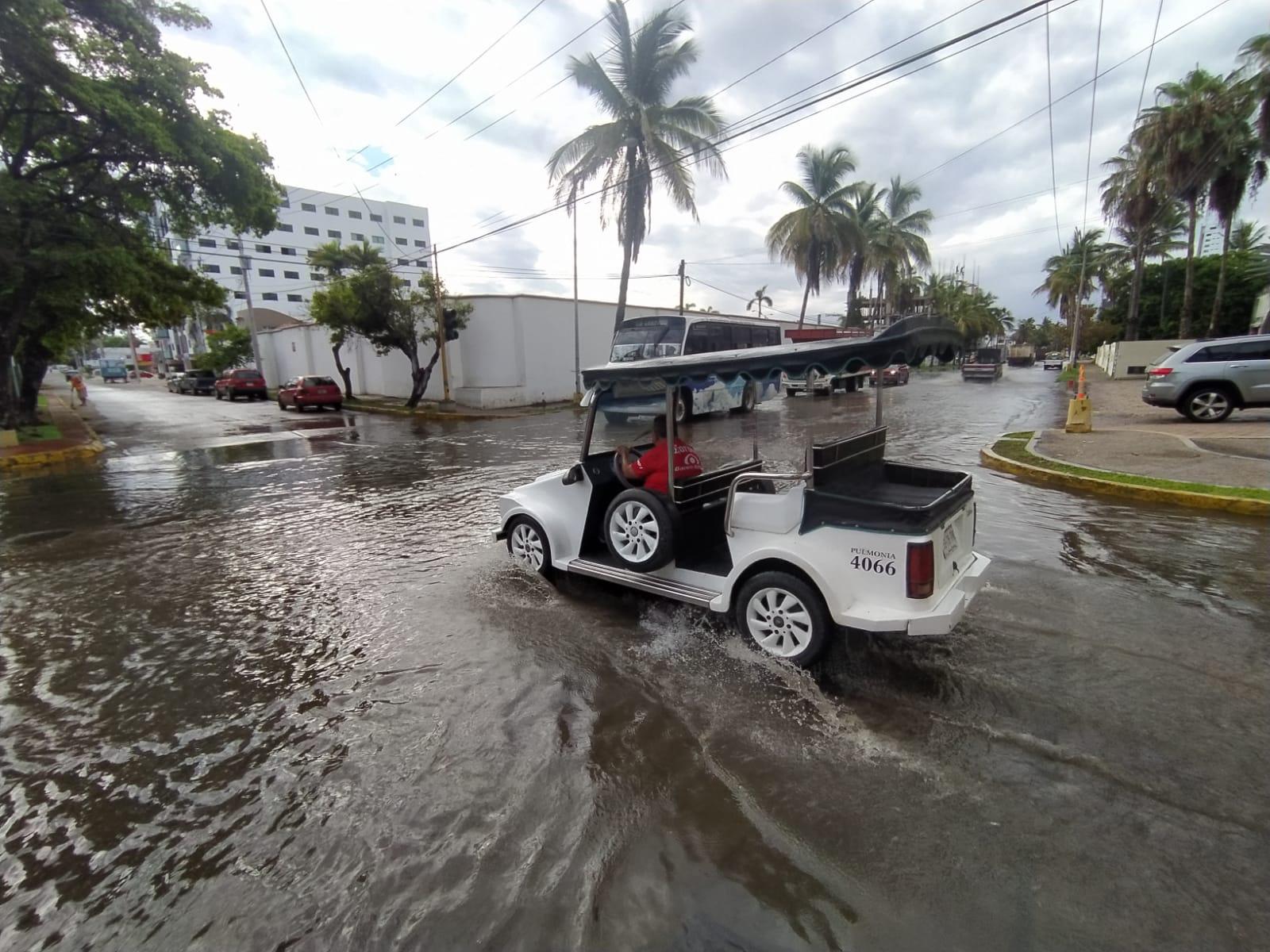$!Provocan lluvias fuertes encharcamientos en vialidades de Mazatlán