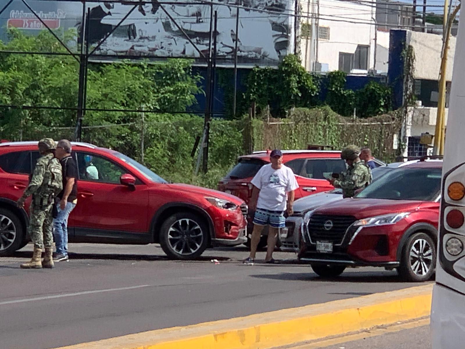 $!Choque múltiple altera circulación vial en crucero de la carretera Internacional en Mazatlán