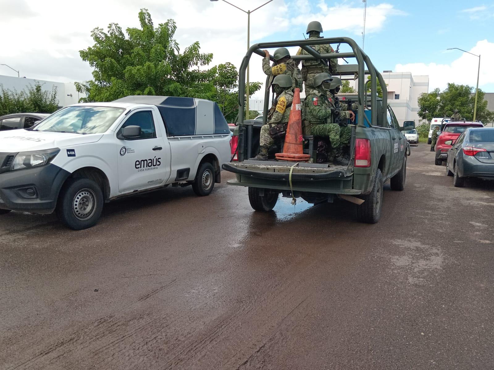 $!Arriban al Semefo de Culiacán cuerpos de militares fallecidos en desplome de helicóptero