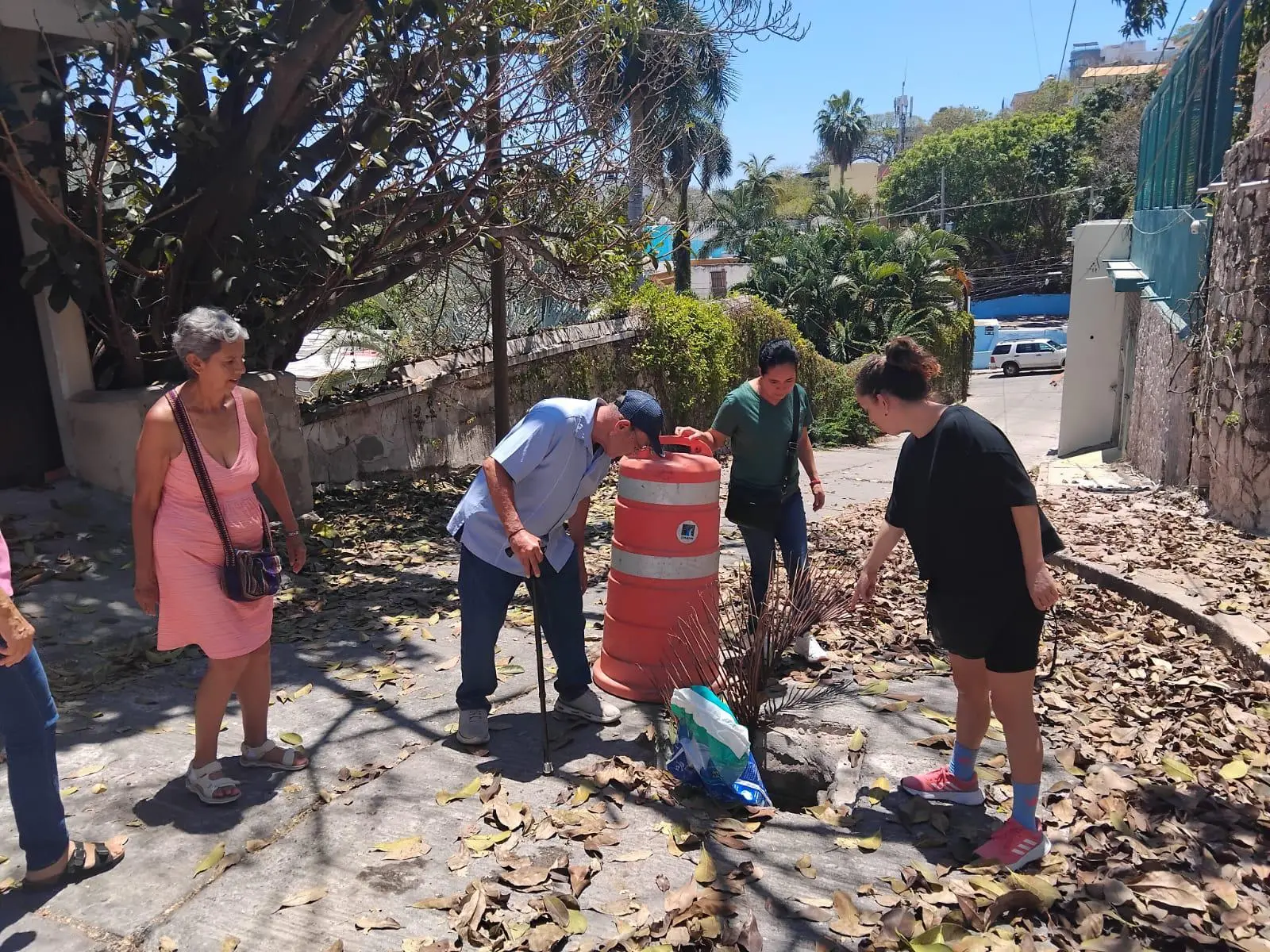 $!Reclaman vecinos del Cerro del Vigía, en Mazatlán, que torres dejan drenaje colapsado y deterioro de calles