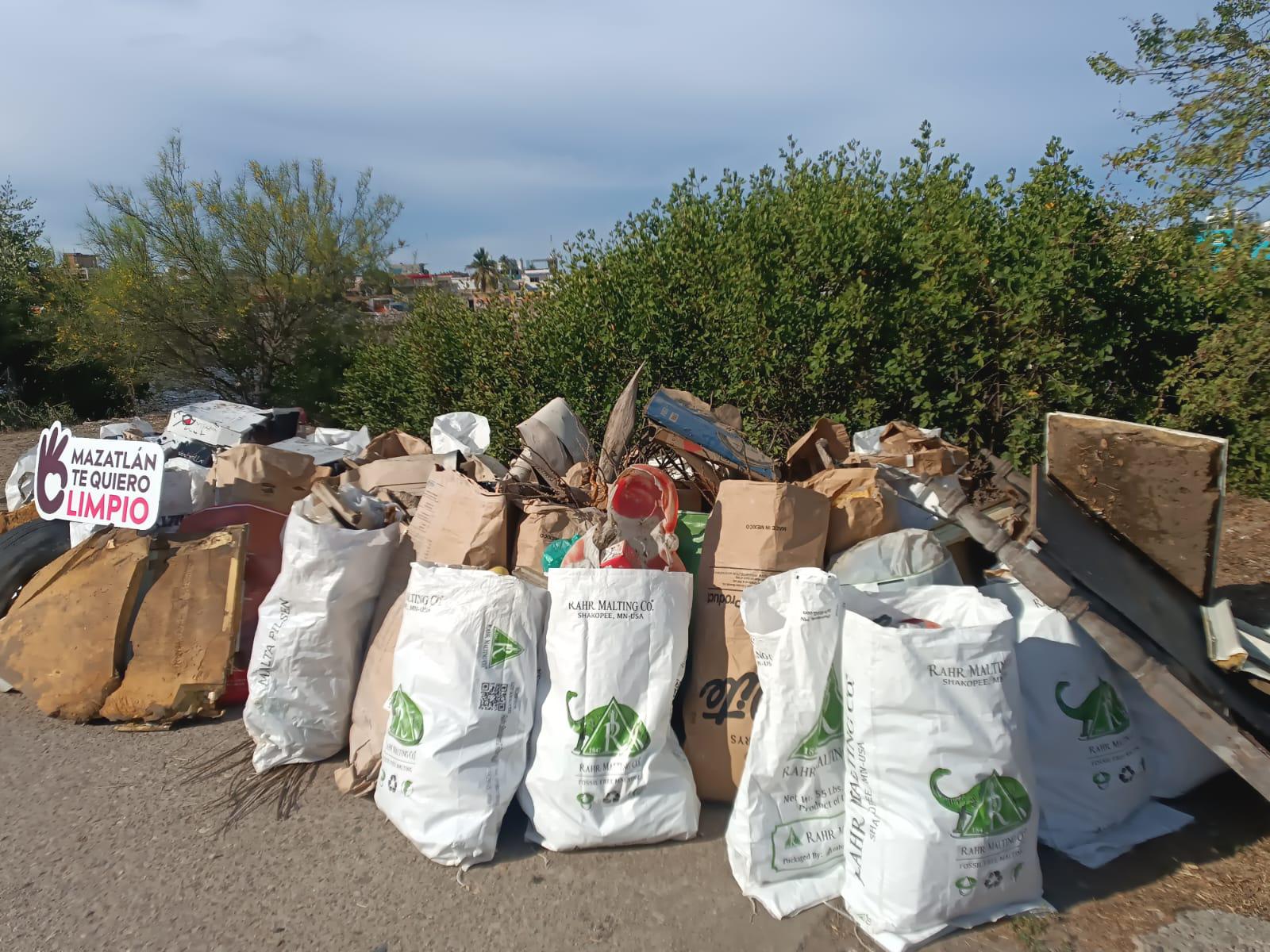 $!Recolecta Ecología 76 costales de residuos tras nueva limpieza en manglares de Mazatlán