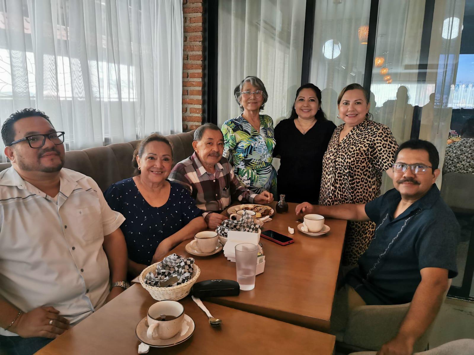 $!Rafael Monobe, Nieves Rivera, Rafael Monobe, María de los Ángeles, Zulema Ocegueda, Lourdes Ocegueda e Ignacio Ocegueda.