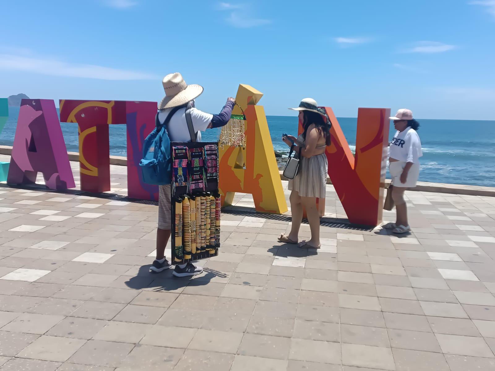 $!Aumentan 50% ventas de artículos turísticos durante el fin de semana largo en Mazatlán