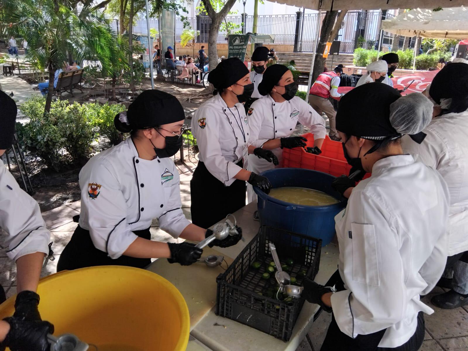 $!Preparan 3 toneladas de ceviche en ‘El Propinón’ en apoyo a trabajadores afectados por la violencia en Culiacán